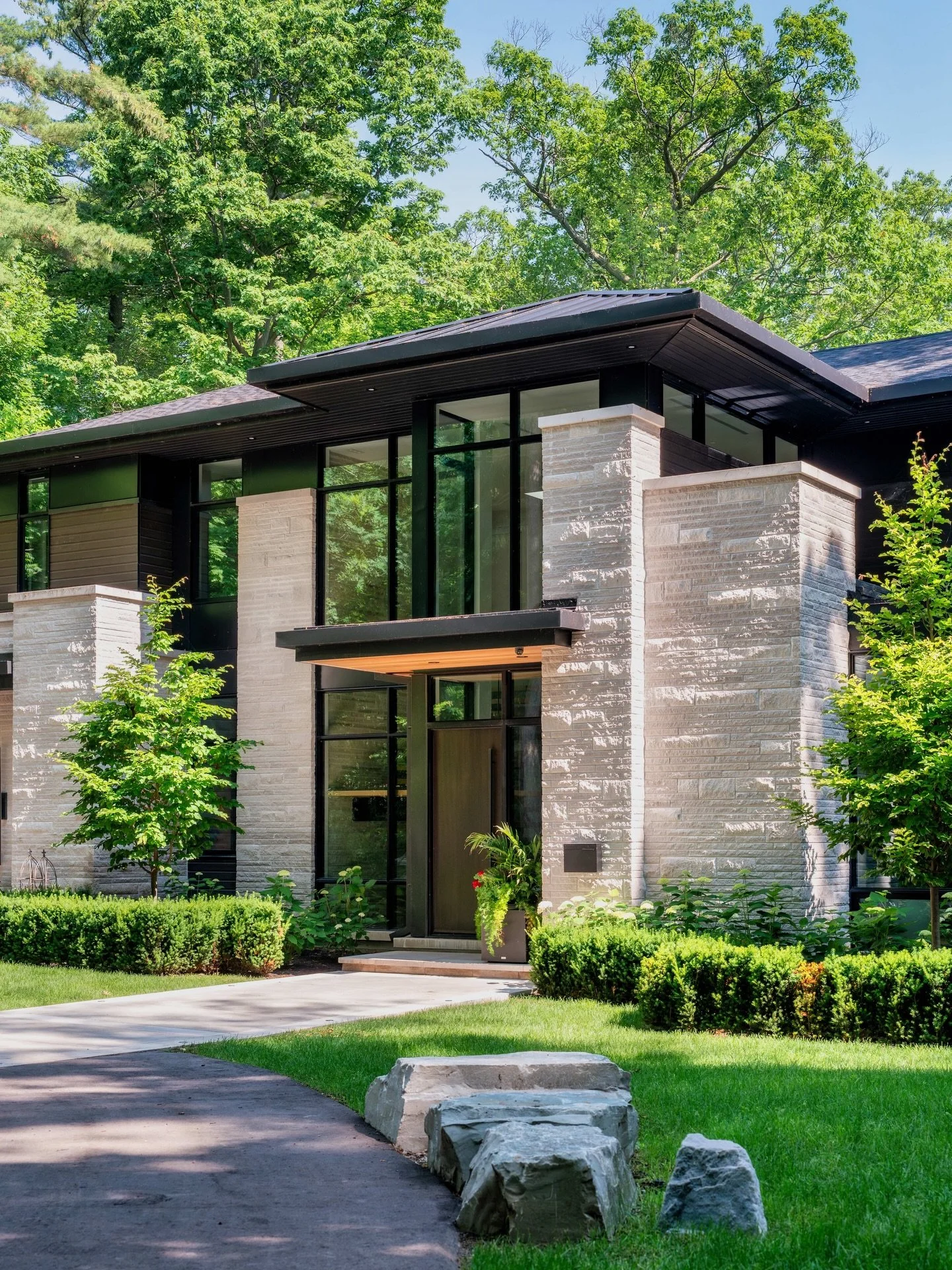 Day light hits different&hellip;
But evening might steal the show ✨

This home was designed to evolve with the day: crisp and architectural in sunlight, warm and inviting as evening settles in. 

Swipe to see both moods ➡️

Photography: @craft_photo_