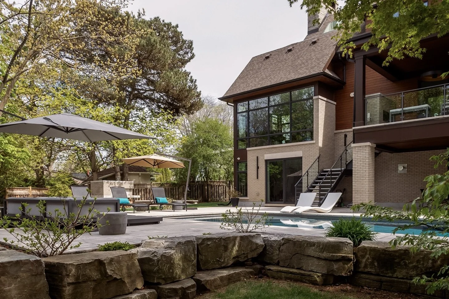 Thoughtfully designed. Seamlessly executed.
Outdoor spaces that feel like an extension of the home, not an afterthought. 

#CustomHomes #LuxuryLiving #BackyardDesign #ModernHome #LuxuryHomes

Photography: @jordan_estefan