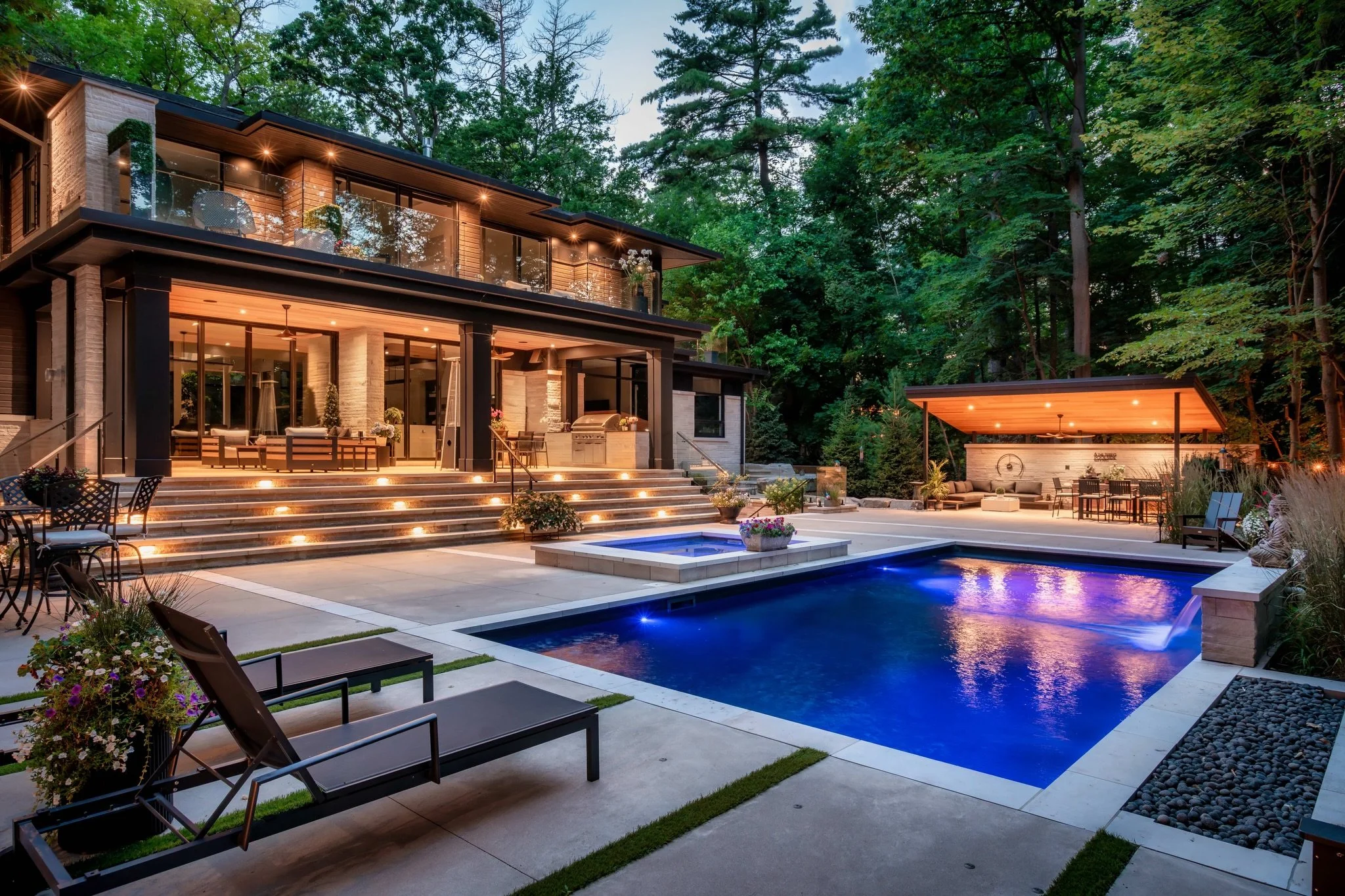 Where indoor living ends and outdoor living begins&hellip; seamlessly.

Warm lights, clean lines, and a backyard designed to be lived in. From quiet mornings to late summer nights by the pool. This is what happens when architecture and landscape are 