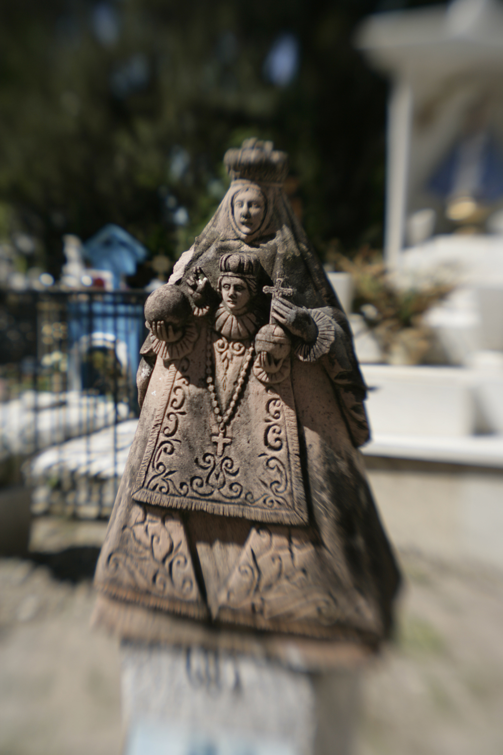 Crucifix y Virgin de Guadalupe