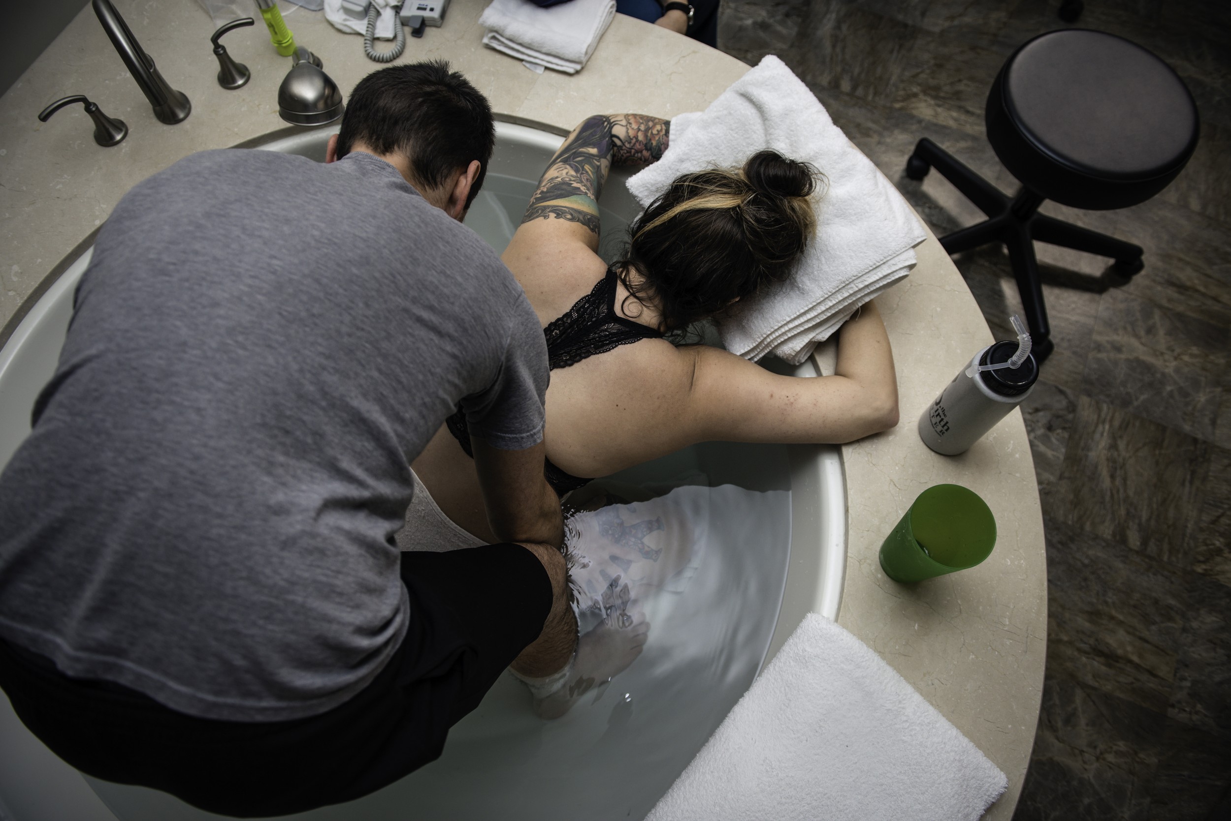 A-waterbirth-story-at-the-birth-center-in-Murray-utah-salt-lake-city-birth-photographer-birth-videography,-natural-birth,-homebirth-34.jpg
