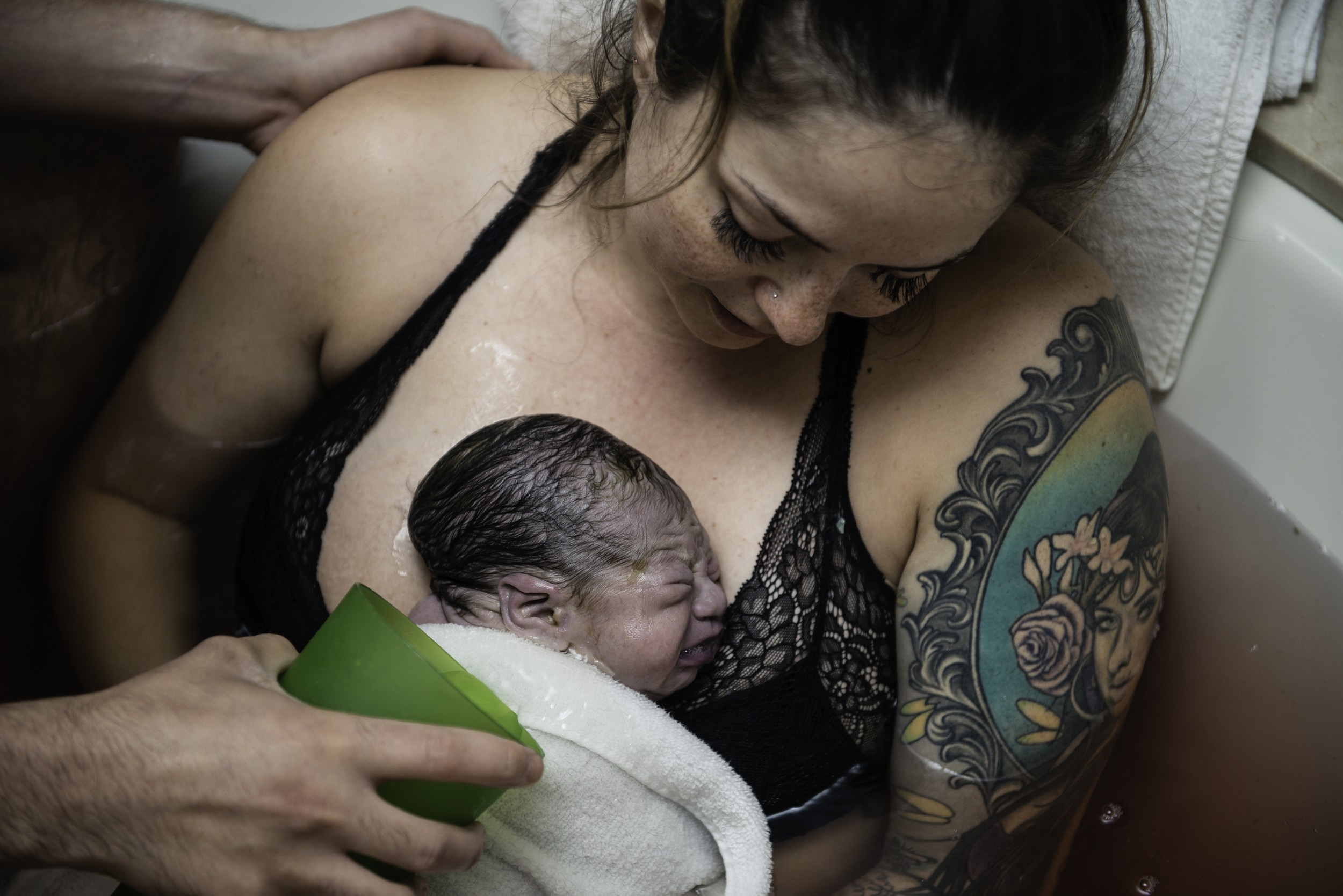 A-waterbirth-story-at-the-birth-center-in-Murray-utah-salt-lake-city-birth-photographer-birth-videography,-natural-birth,-homebirth-40.jpg