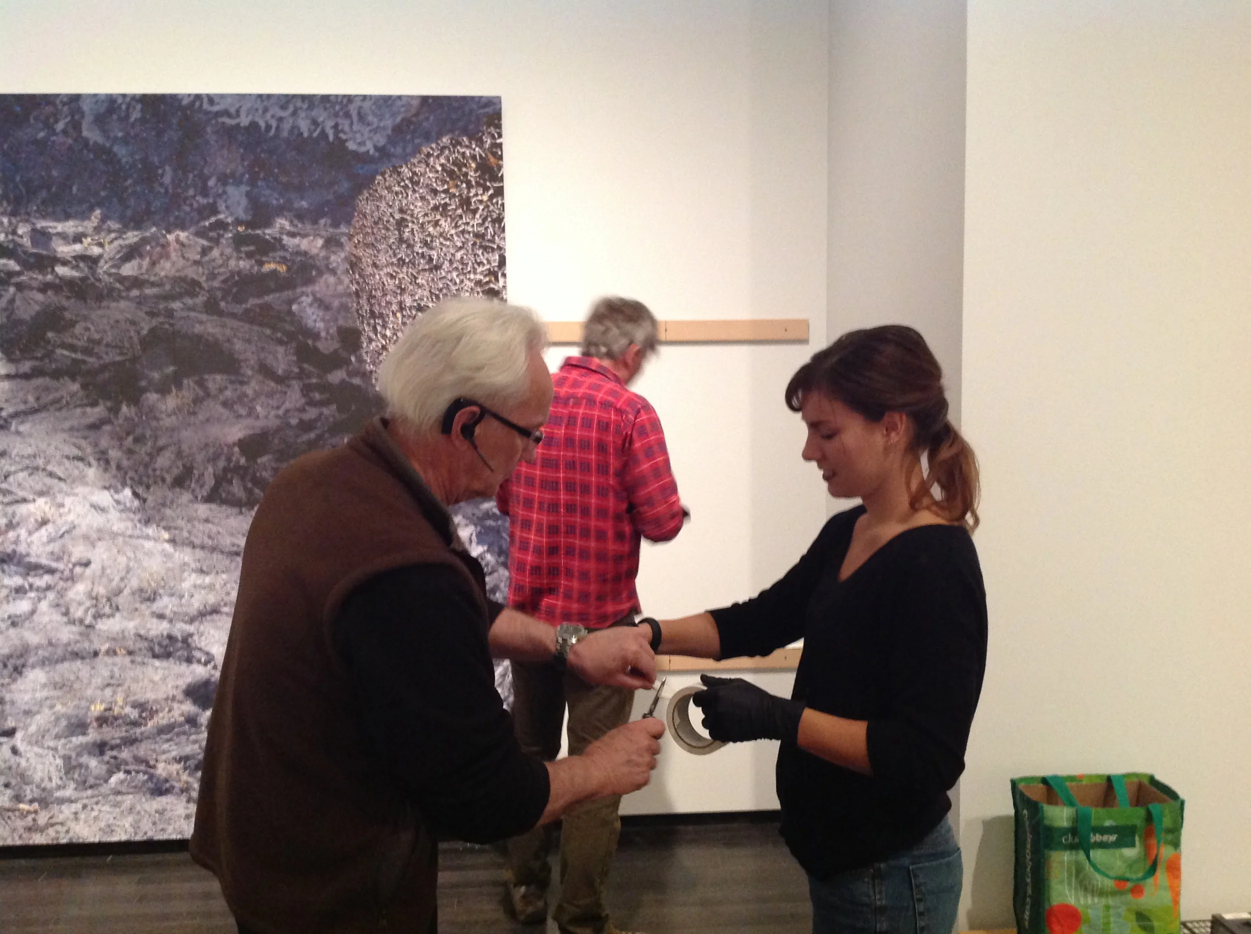  John Freeman working with AGA prep staff to install the panels 
