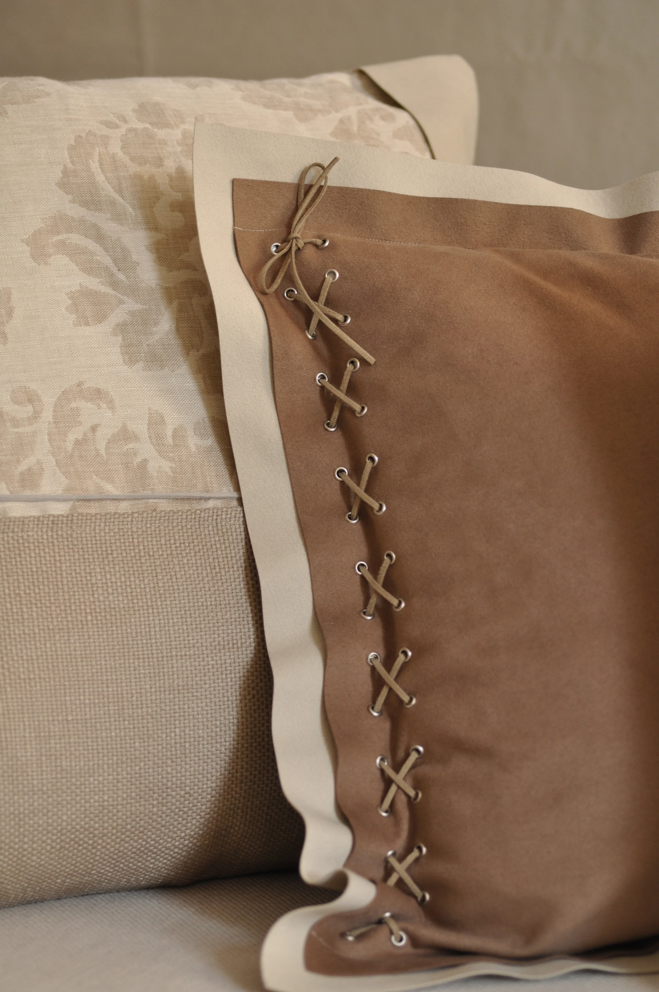3 PILLOWS DETAIL 3.jpg