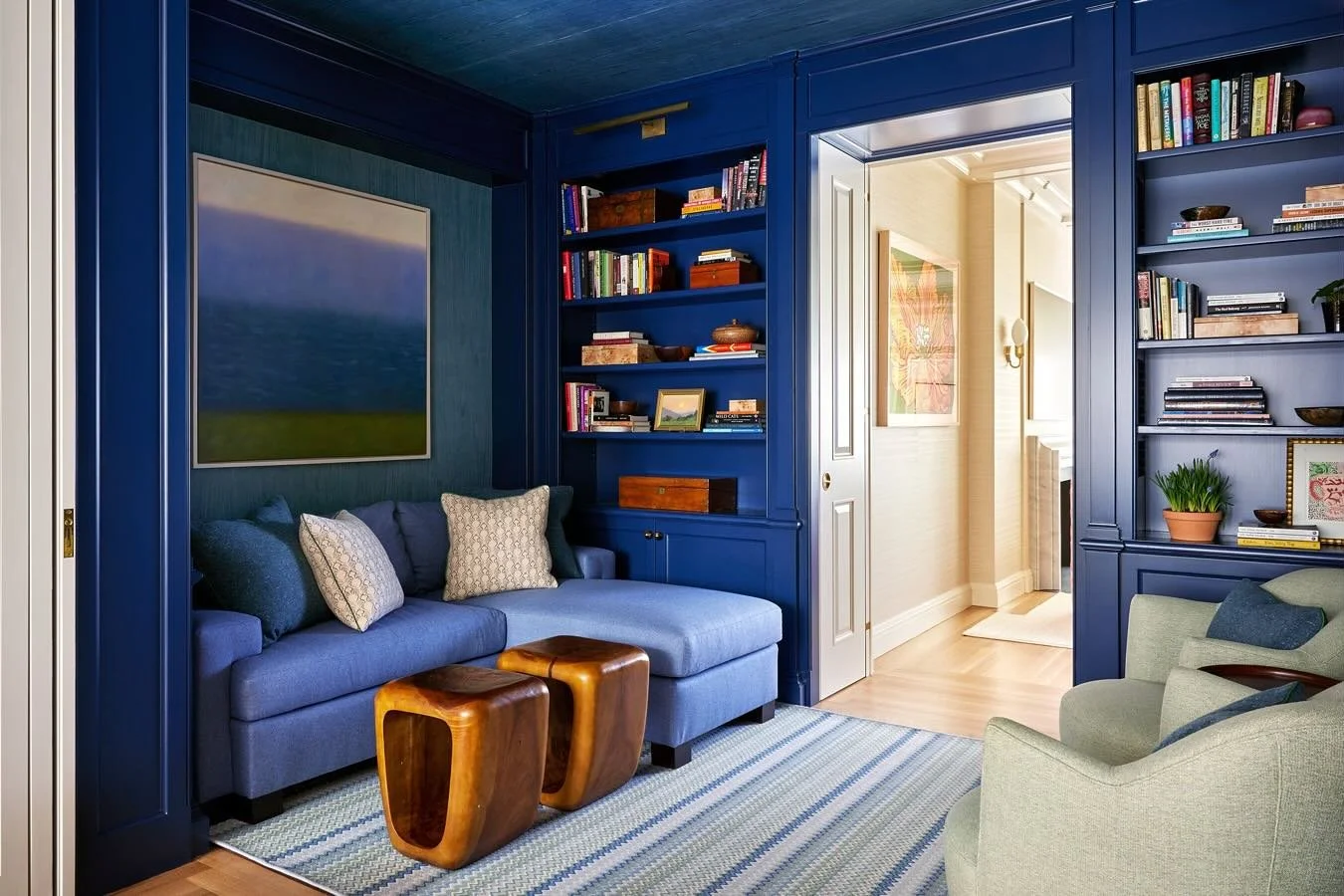 Part library, part den, it&rsquo;s coziest room in this home color drenched in the most beautiful cobalt blue. 💙 #bluetral #blueroom #bluelibrary photo by @kirstenrfrancis