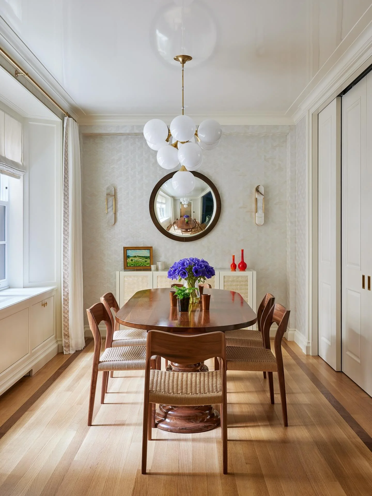 The perfectly scaled formal-ish dining room for modern entertaining. 💕 Decked out with a luscious high gloss ceiling, geometric grasscloth with a *slight* sheen, and handsome furnishings, this space sits outside the kitchen and the cozy library is j