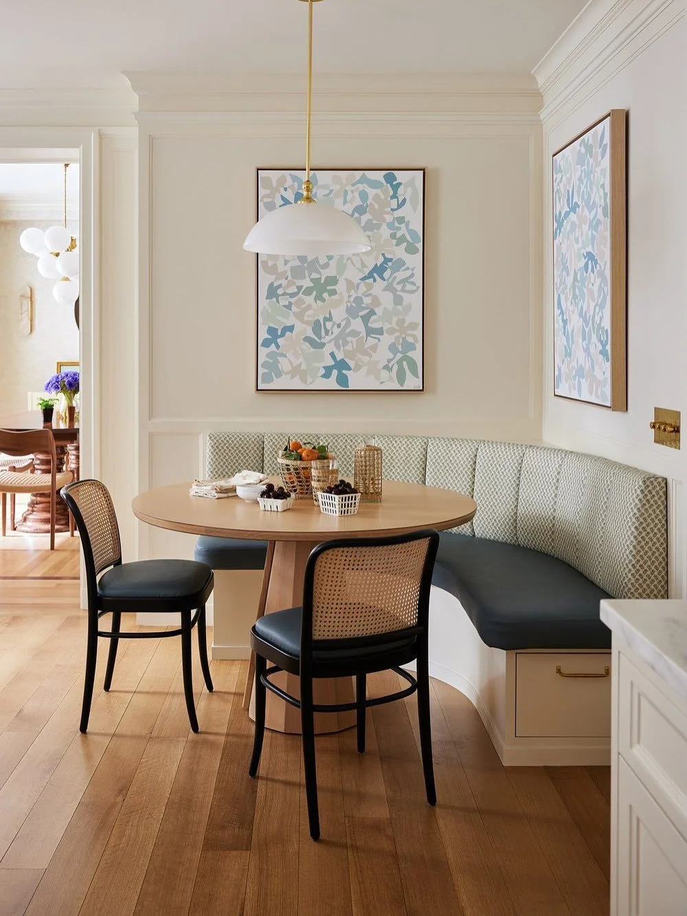 The curves, the textures, the art: never have I ever been so in love with a client&rsquo;s corner banquette! It makes dining in look so appealing, it has even won over the banquette naysayers. 💛💛💛 happy weekend! #eatinkitchen #newyorkcitykitchen @
