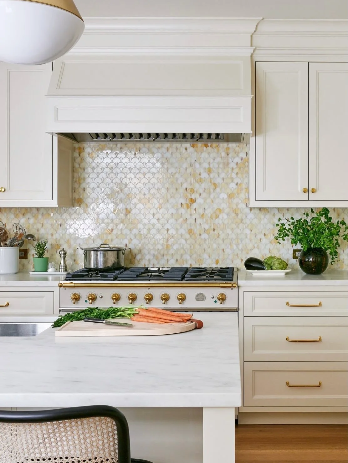 A warm (not white!) kitchen is the heart of this family apartment. @jbmarchitect reconfigured this once back-of-house multi-room configuration (kitchen, butlers pantry, staff room) into a single, gracious space perfect for family gatherings. 💛 #newy