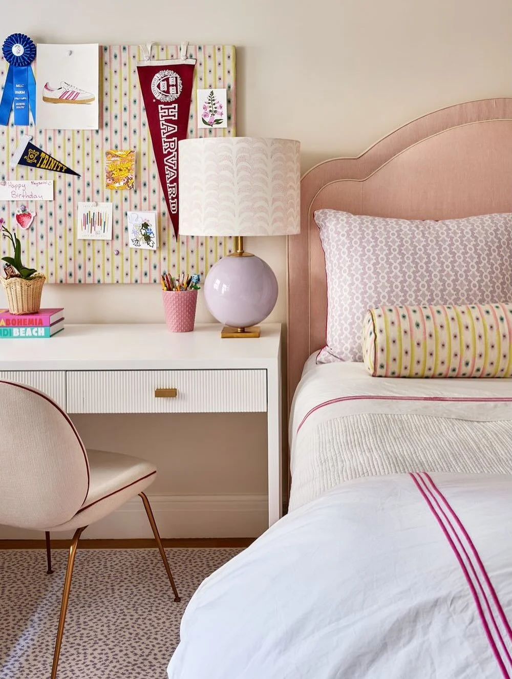 When you understand the assignment: A Tween Dream of a bedroom that mom loves, ✌️! 💕 🌟 💜 photos by @kirstenrfrancis, architecture by @jbmarchitect, execution by @vella_interiors #girlsbedroom #tweenbedroom
