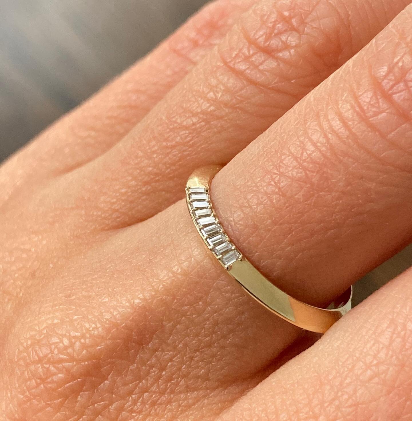 This one hurts so good 😝

Perfect minimal knife edge band topped with a crown of tiny baguettes. Never mind how hard it was to get that geometry just right, I would make it again in a heartbeat. 

#tildabespoke #customrings #weddingbands #showmeyour