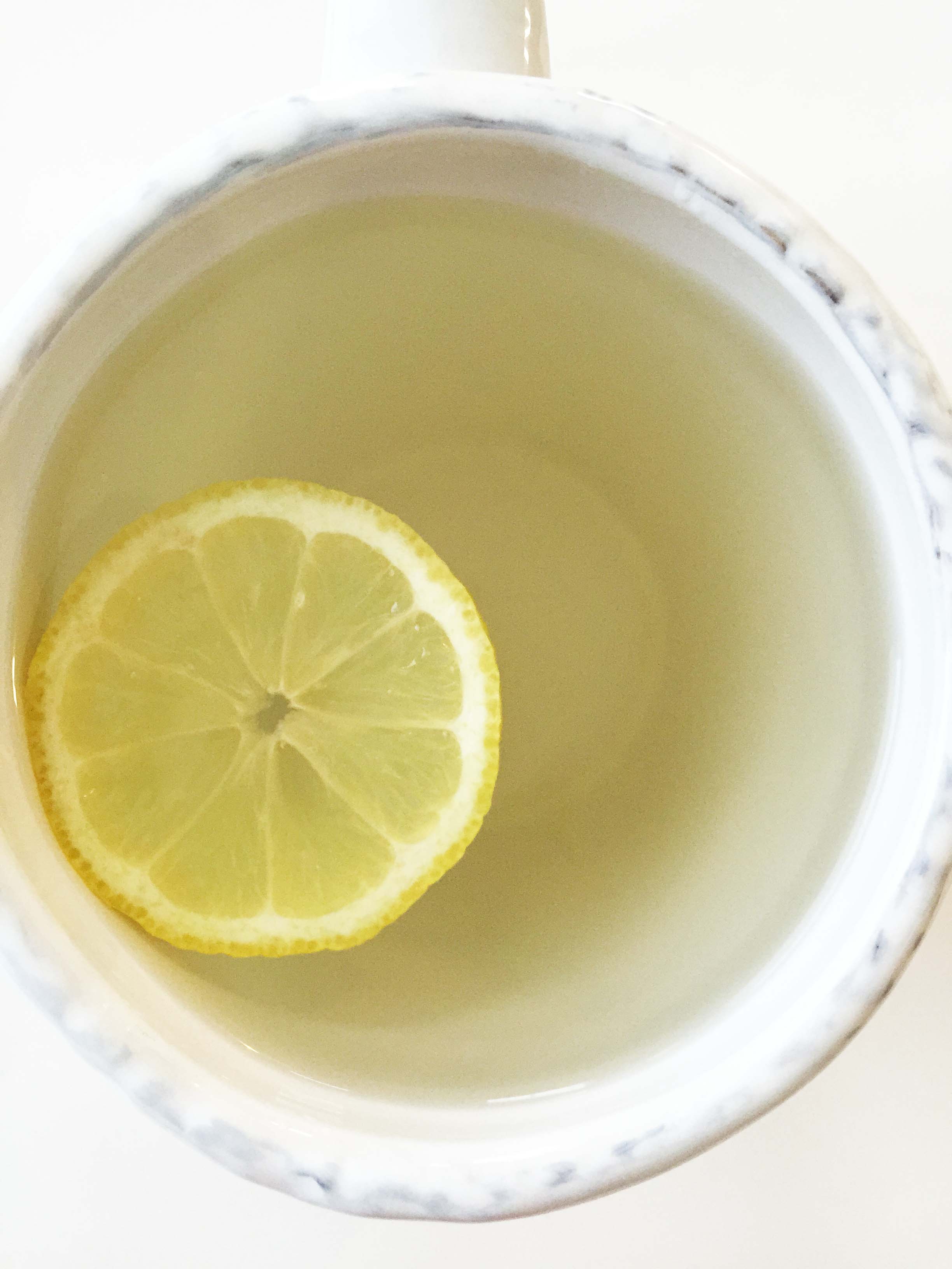 Вода с медом и лимоном натощак. Лимонный чай. Лимонная вода. Вода с лимоном вид сверху. Вода с лимоном и медом.