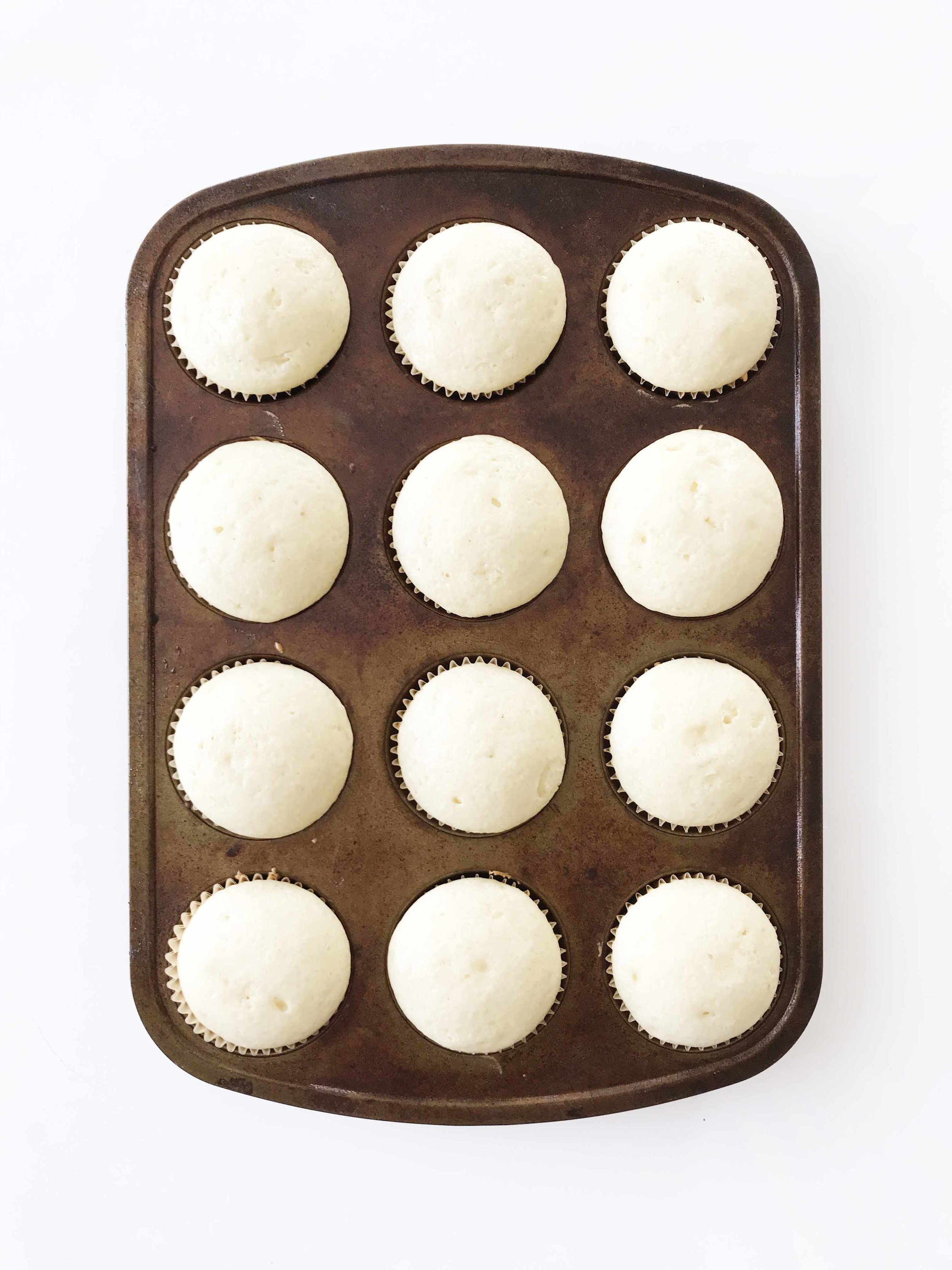 white-wedding-cupcakes4.jpg