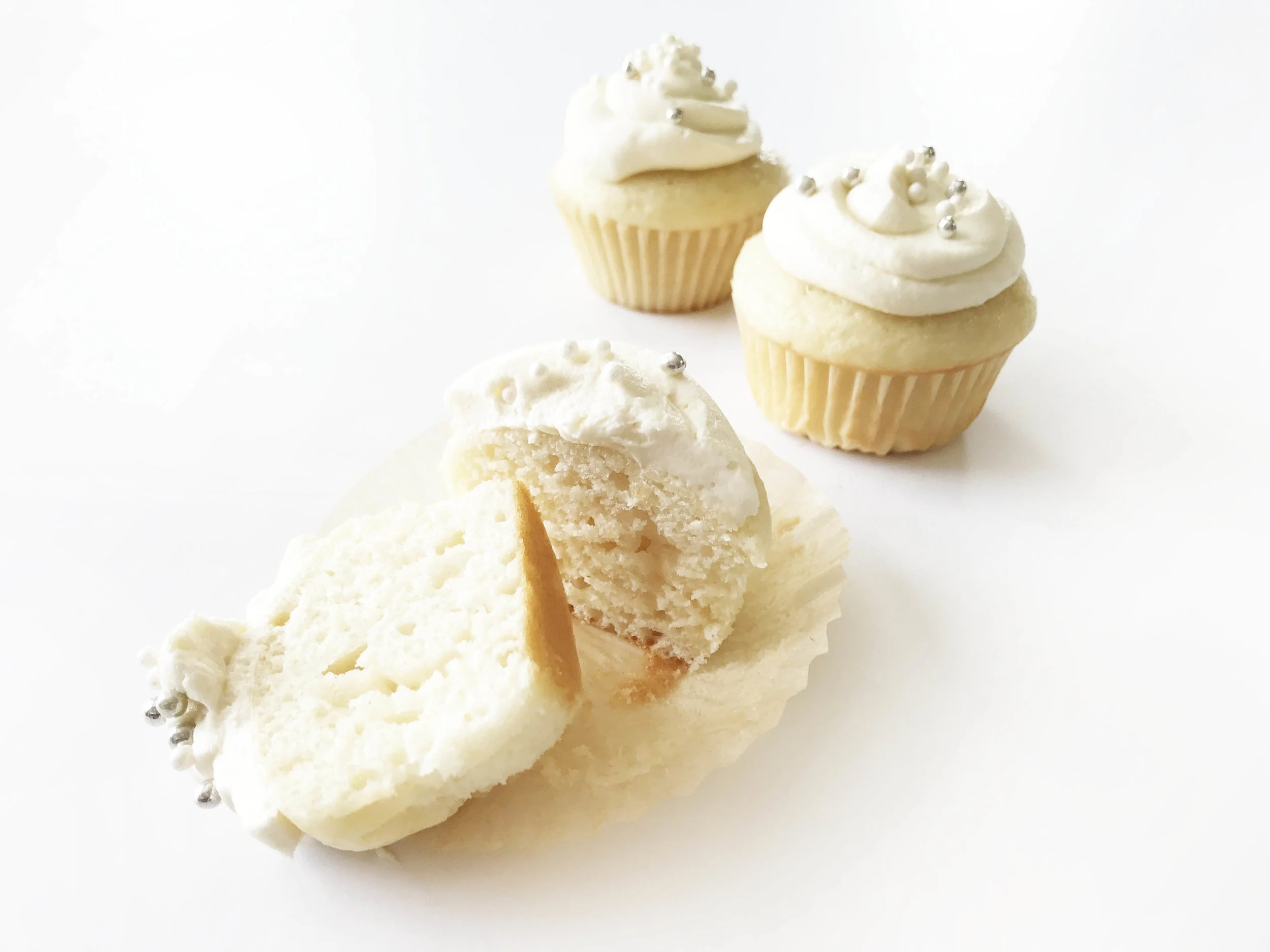 white-wedding-cupcakes15.jpg