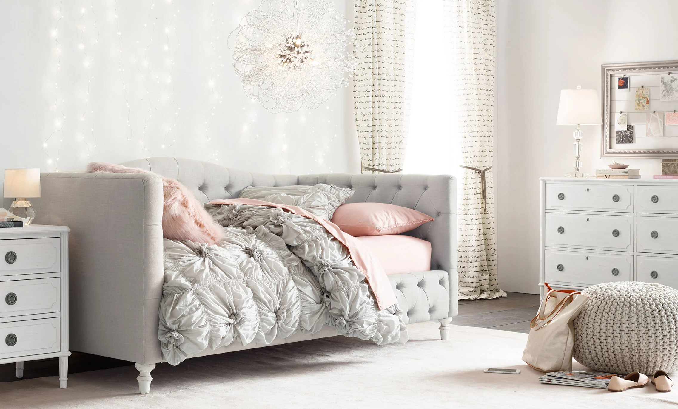 TWB13_Selby_Daybed_42128_V1_Hero.jpg