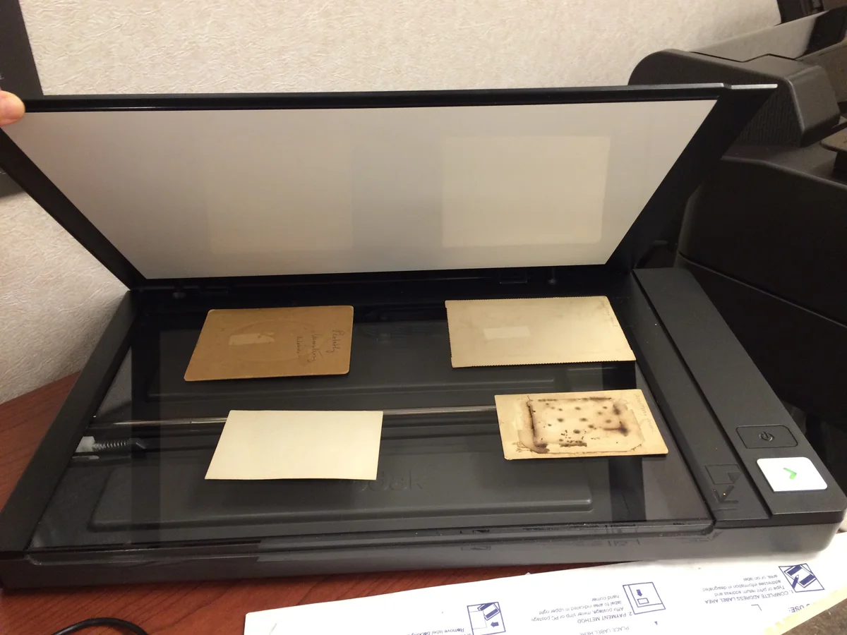 Thick or delicate photos should be scanned on the flatbed scanner. 