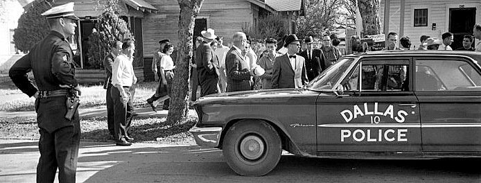Tippit-crime-scene-crowd-gathered.PNG