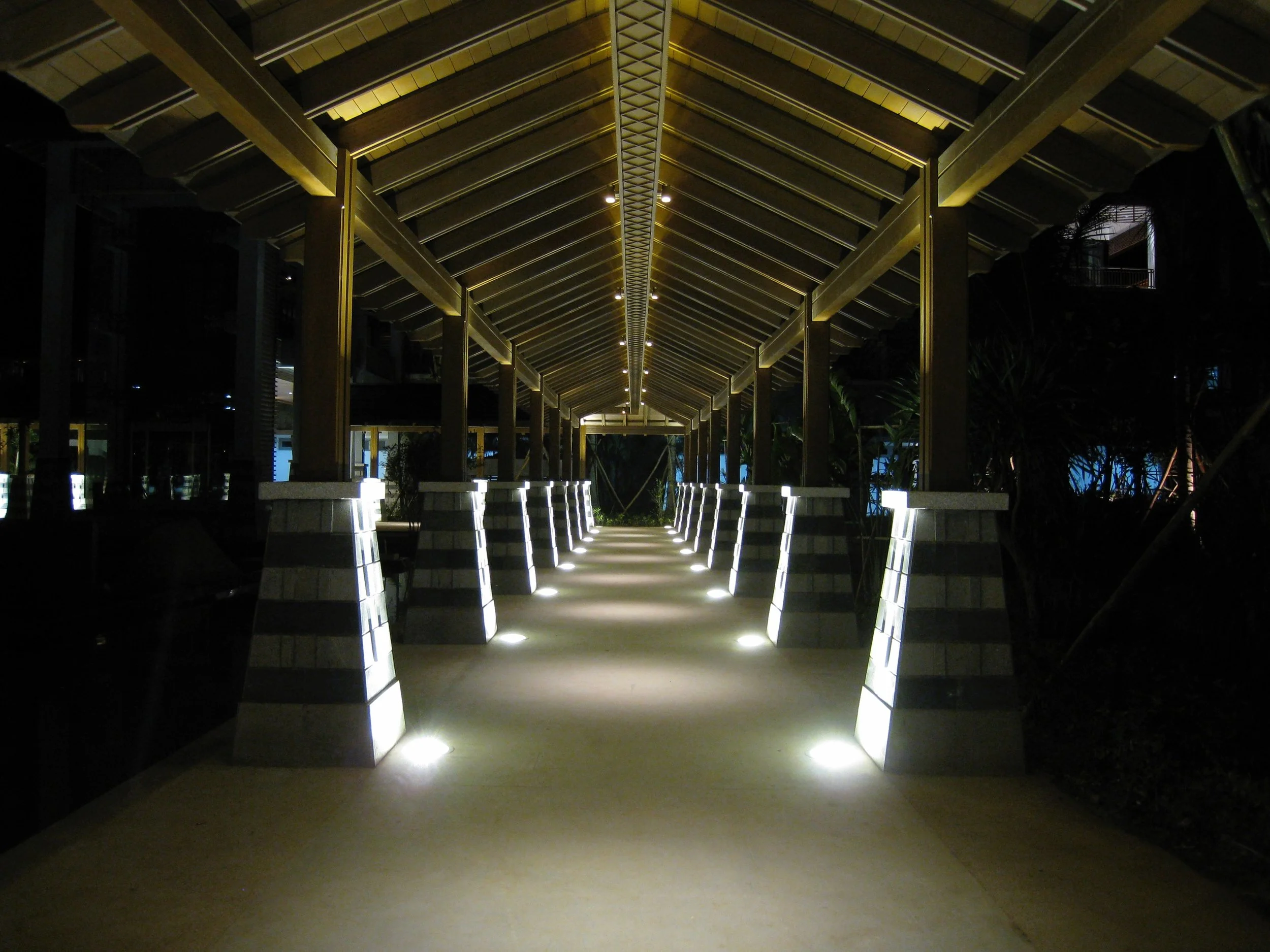 COVERED WALK WAY @ LE MERIDIEN SHIMEI BAY, HAINAN ISLAND, PRC.