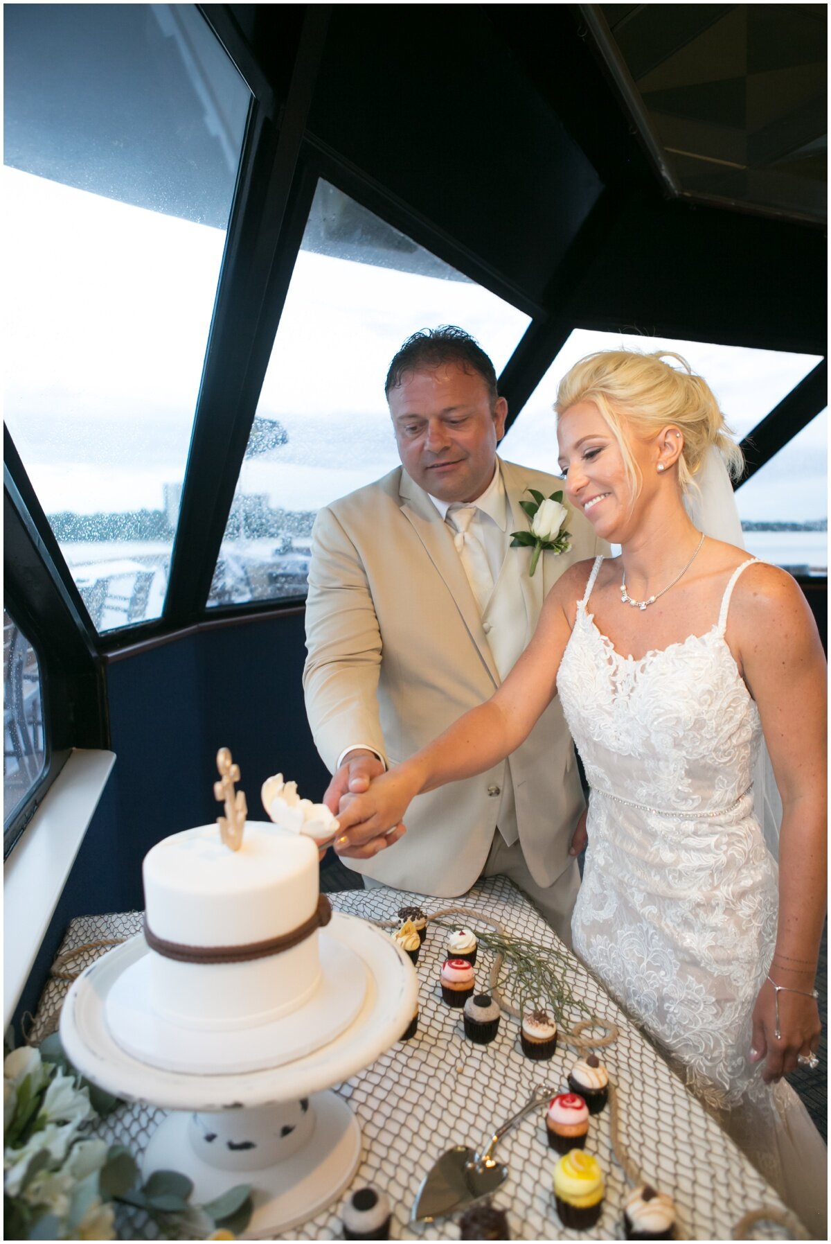  couple cutting the cake 