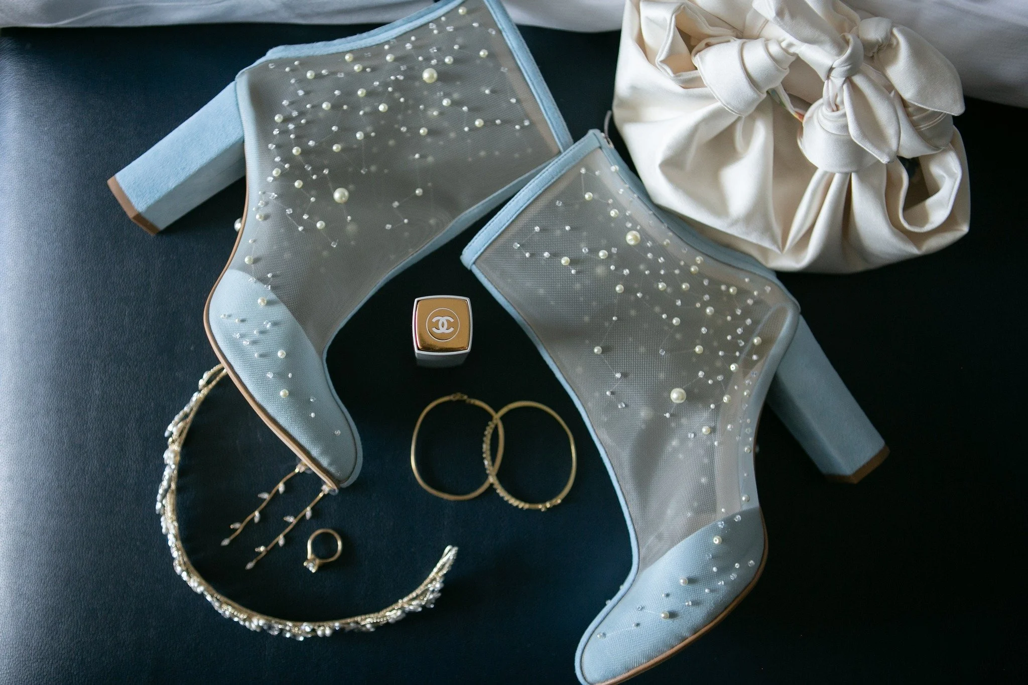 Susan&rsquo;s something blue &mdash; but make it boots! 👢💙 She had these gorgeous custom blue boots made on @etsy complete with a bridal handbag (she gifted each of her girls their own version 👜). The bracelets she wore were her mom&rsquo;s &mdash