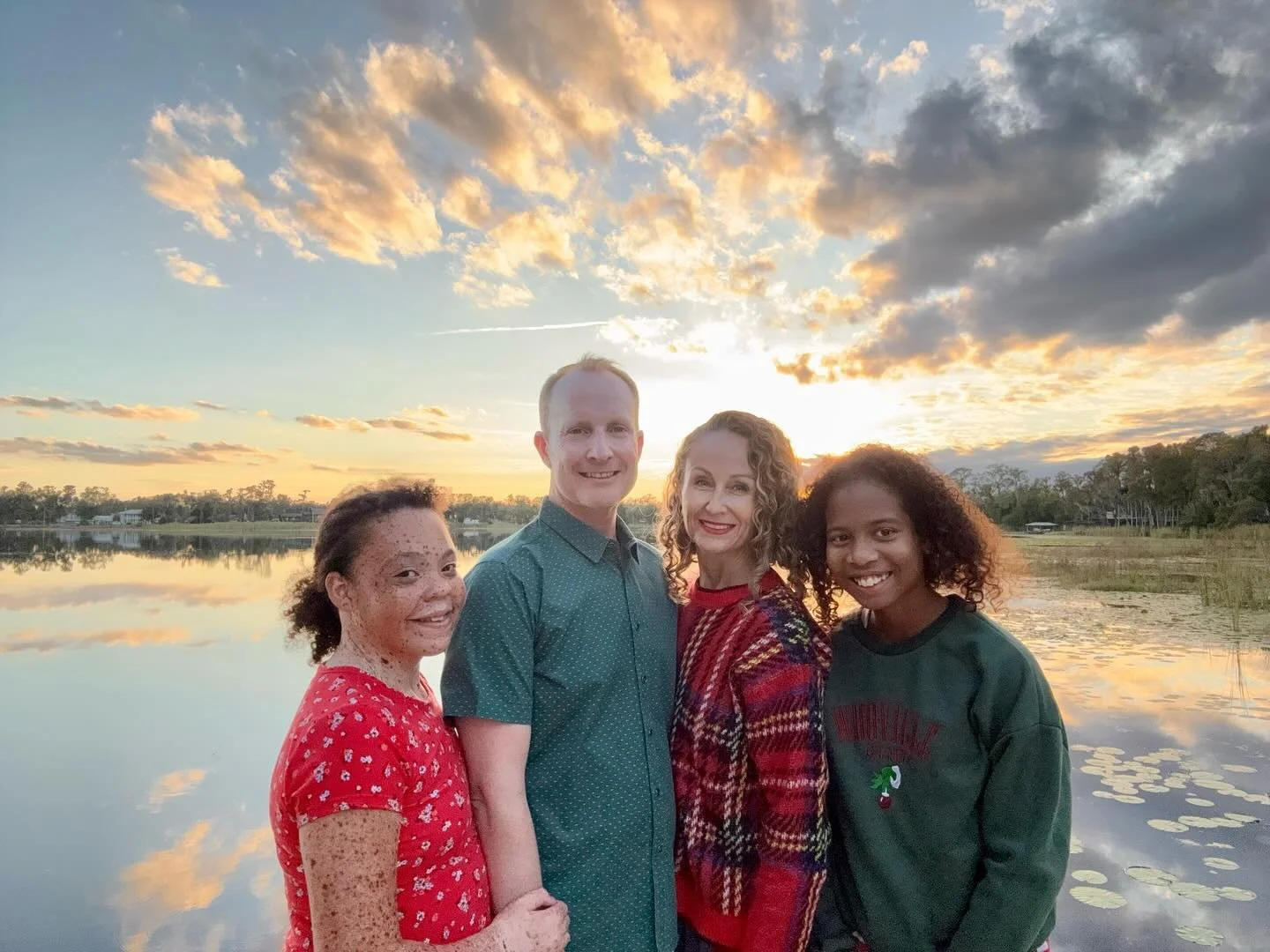 Merry Christmas from my family to yours ❤️🎄💚
Thank you for welcoming me into your lives and trusting me to capture your love, laughter, and all the in-between moments. Wishing you cozy holidays, full hearts, and a New Year filled with beautiful mem