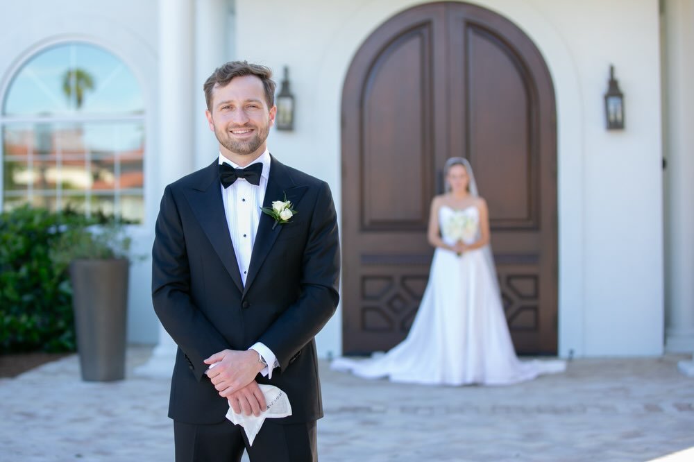 The moment everything melts away🖤🤍
Meg &amp; Steve&rsquo;s first look @harborsidechapel, starts with nervous excitement and the second they see each other turns into soft smiles and so much love! 

That fleeting instant when we guide them into plac