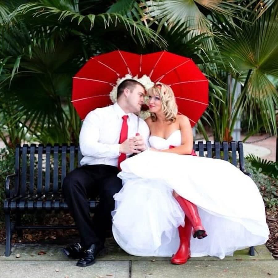Happy Valentine&rsquo;s Day ❤️

Throwing it wayyy back to one of my all-time favorite Valentine styled shoots with @eventsinbloomtampa and @vicky_anglo. Proof that red never goes out of style! 🥂🌹

If you could design your dream Valentine shoot toda