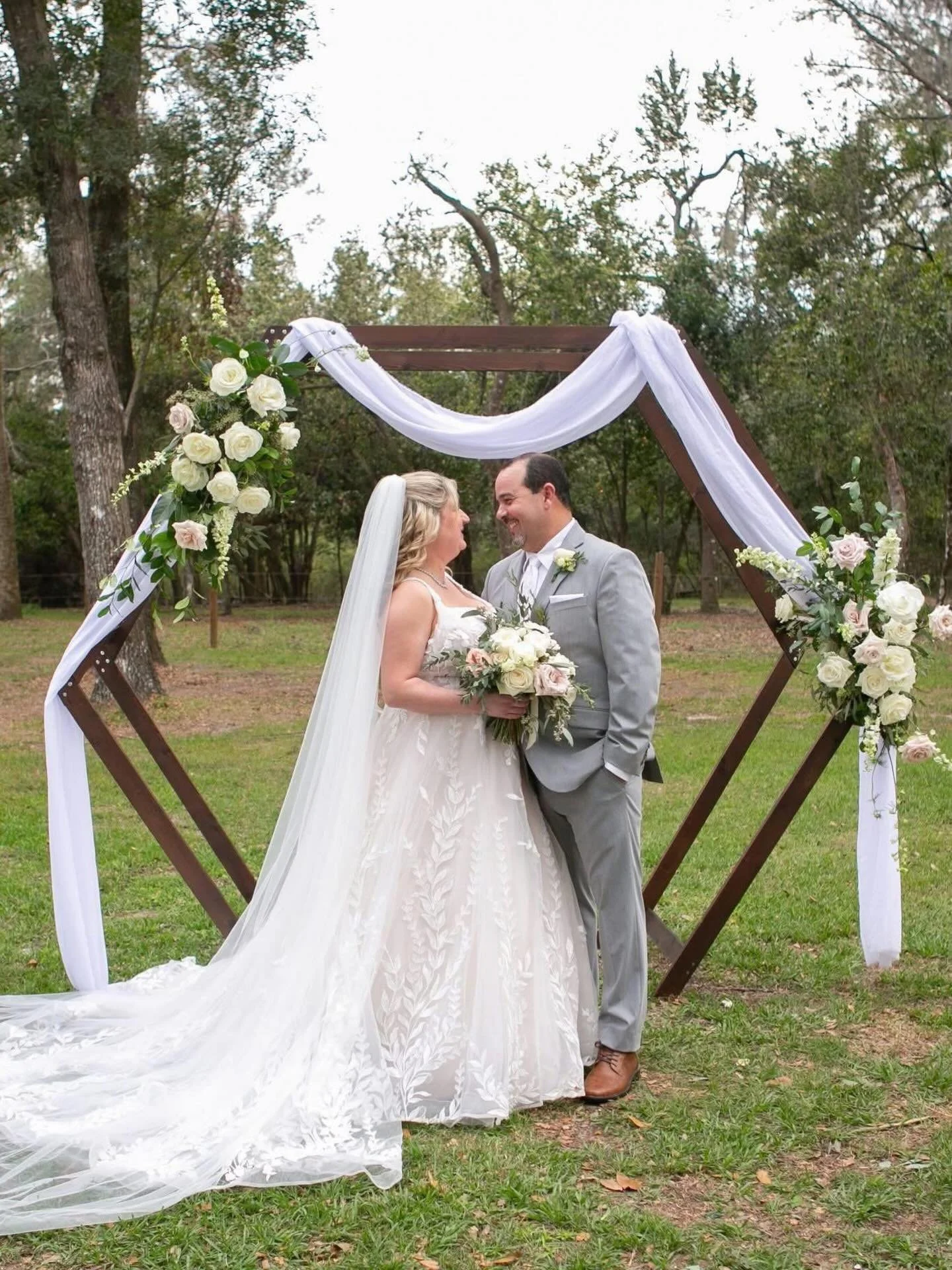 Happy 1st Anniversary @daniellerenee15 + Ryan!! What a lovely day it was @lithia_acres exactly one year ago today! Cheers to forever to go!! 🥂 #lithiaacreswedding #tampaweddingphotographer #carriewildesphotography
