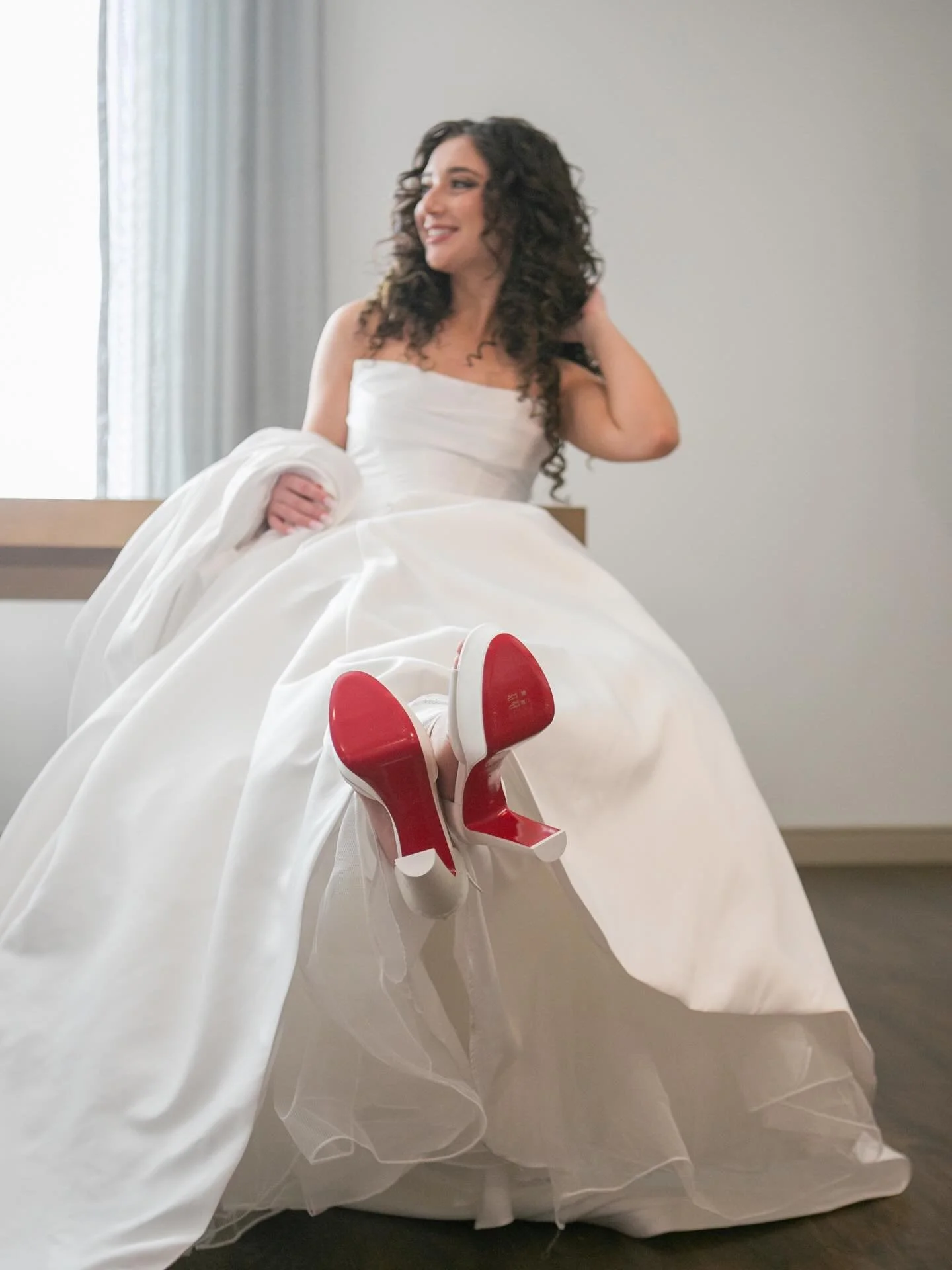 Nobody told her to do this. She had just put her shoes on and looked over at the window and I just&hellip; 📸
Some of my absolute favorite photos are never planned. This is Emmah, getting ready before she became a wife, in the most stunning ballgown 