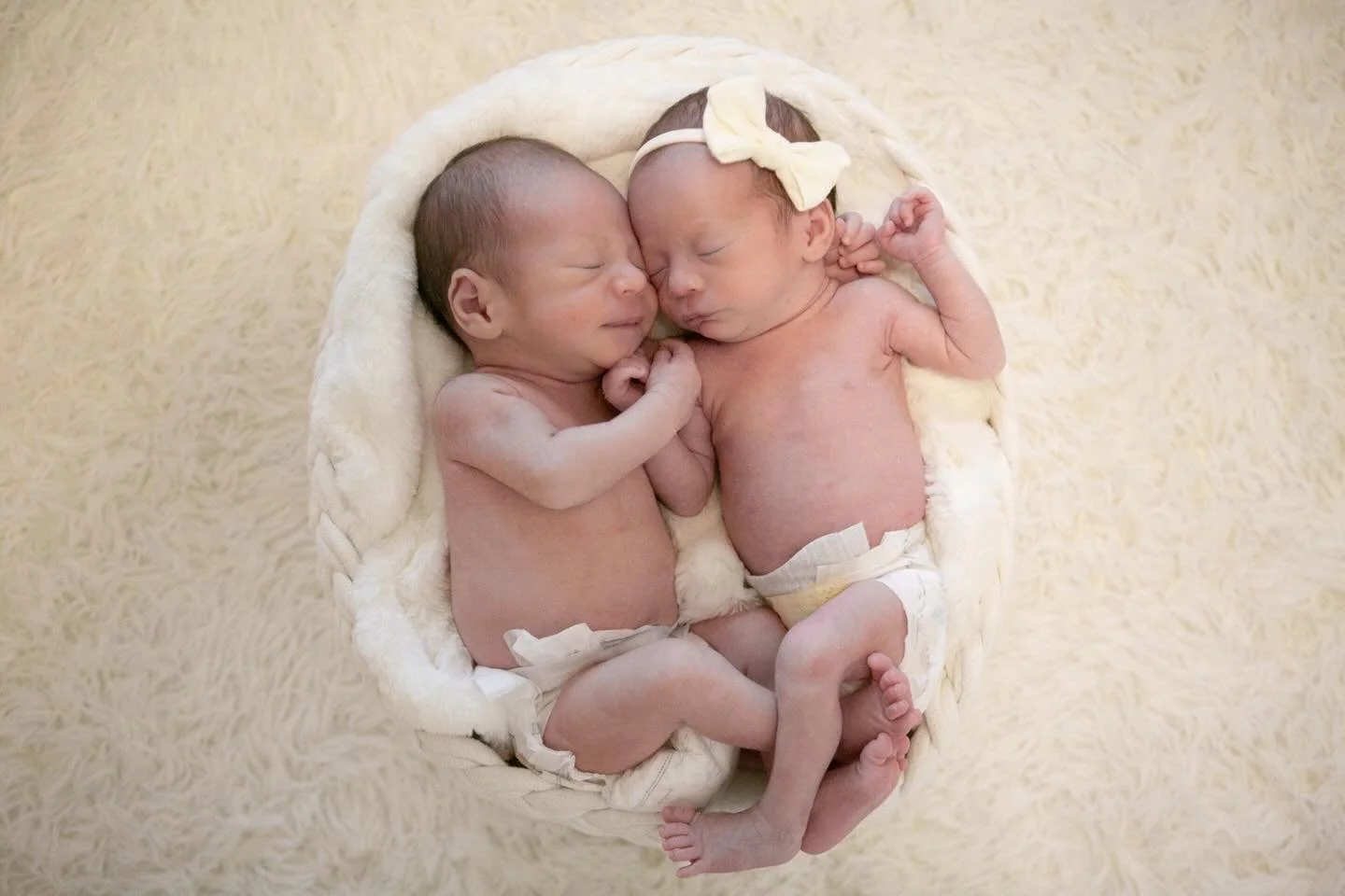 Noah + Lilly 🤍🤍 Tiny twin besties. Cheek to cheek from day one. 🥹 👣 👣 

These two came into the world together and already they couldn&rsquo;t be closer. 🩷 💙 

More Sneak peeks coming but had to get this one out asap!  Welcome to the world, sw