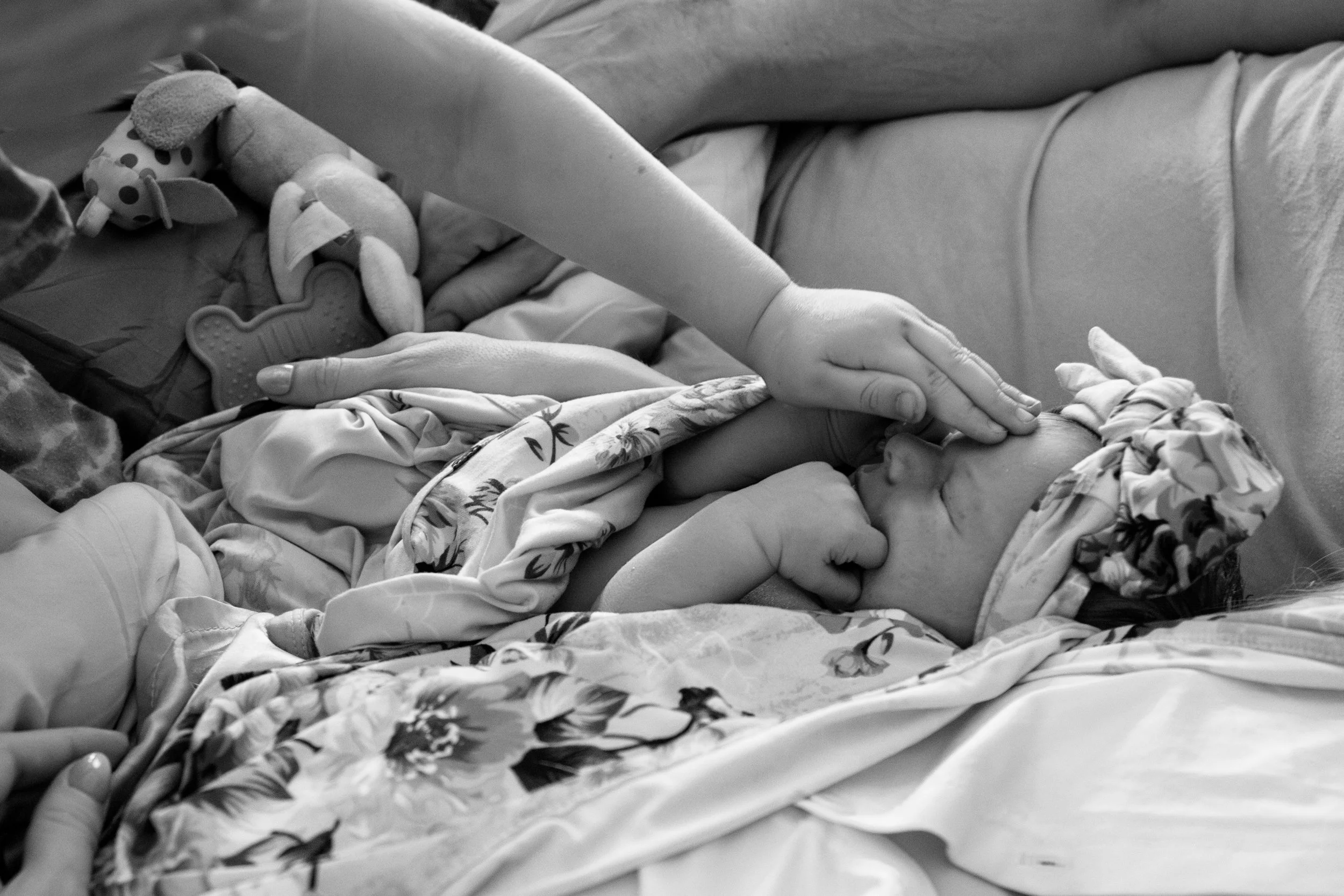 20260613-AlexyMartinovich-NewBornSession-FirstTouch.jpg