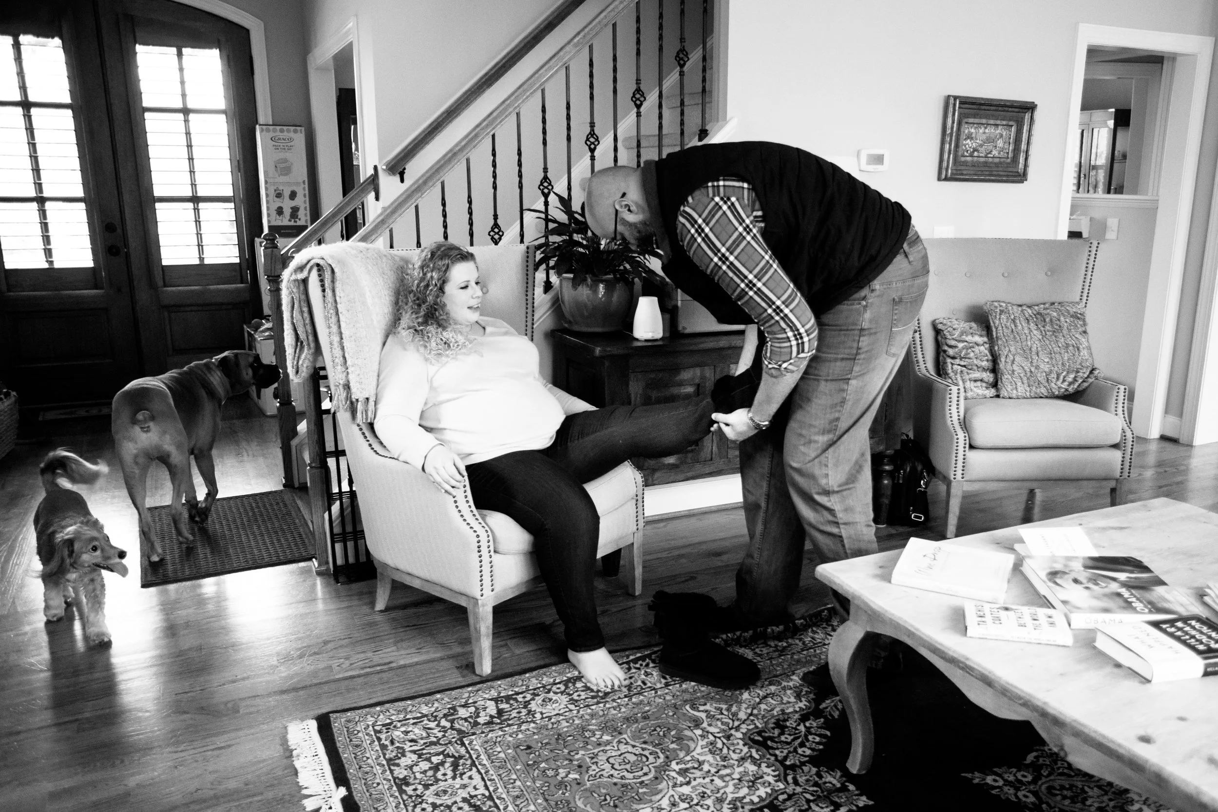 2018-01-13_GambinoMaternity-PuttingOnShoes.jpg