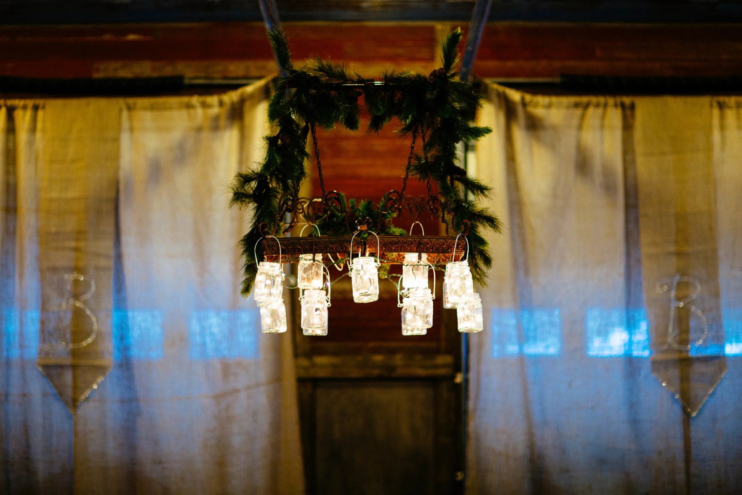 Winter Wedding Decor at Oliver Acreage Bed and Breakfast In Brai