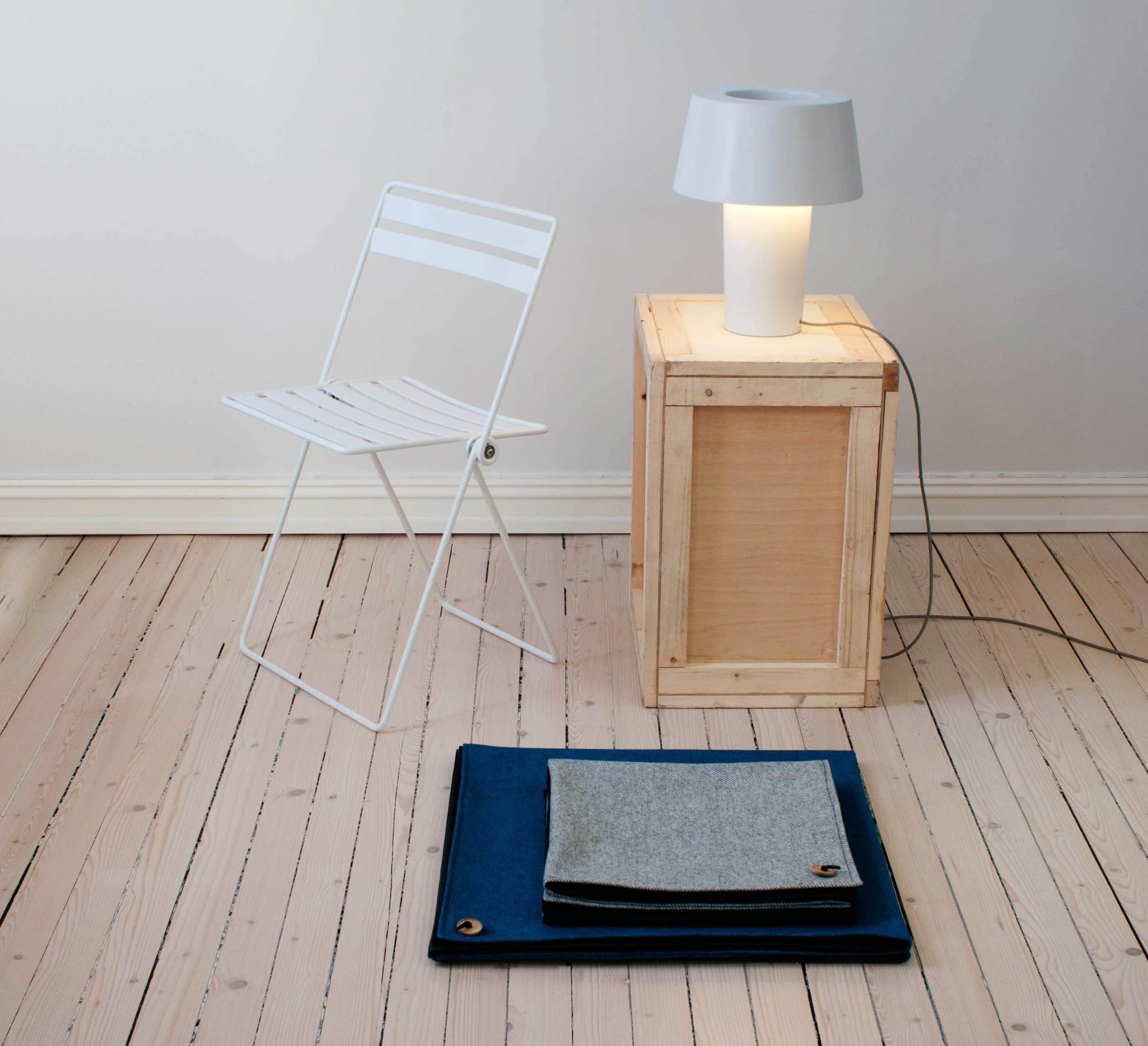 Cadeira Coiled/ Toalha de Picnic Knapp/ Abajour de
Mesa Hollow Light, peças do designer britânico Thomas Jenkins, que hoje tem seu studio em Oslo, Noruega 