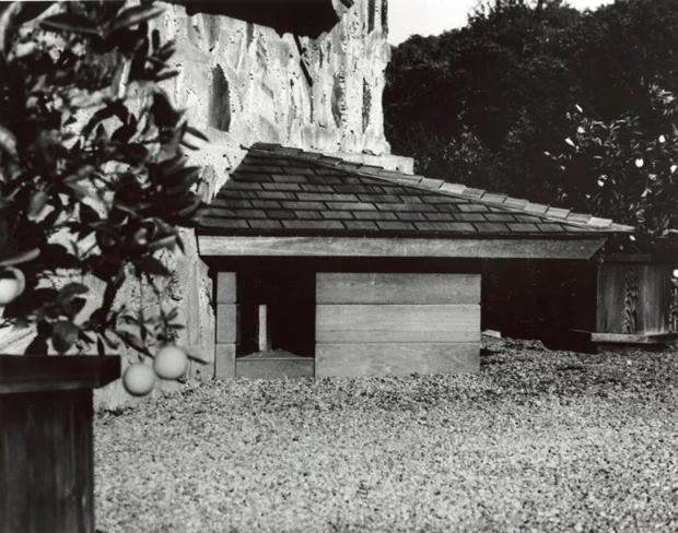 Foto da casa de cachorro projetada pelo arquiteto Frank L. Wright - Fonte: http://casavogue.globo.com/Arquitetura/noticia/2012/03/casa-de-cachorro-de-frank-lloyd-wright.html