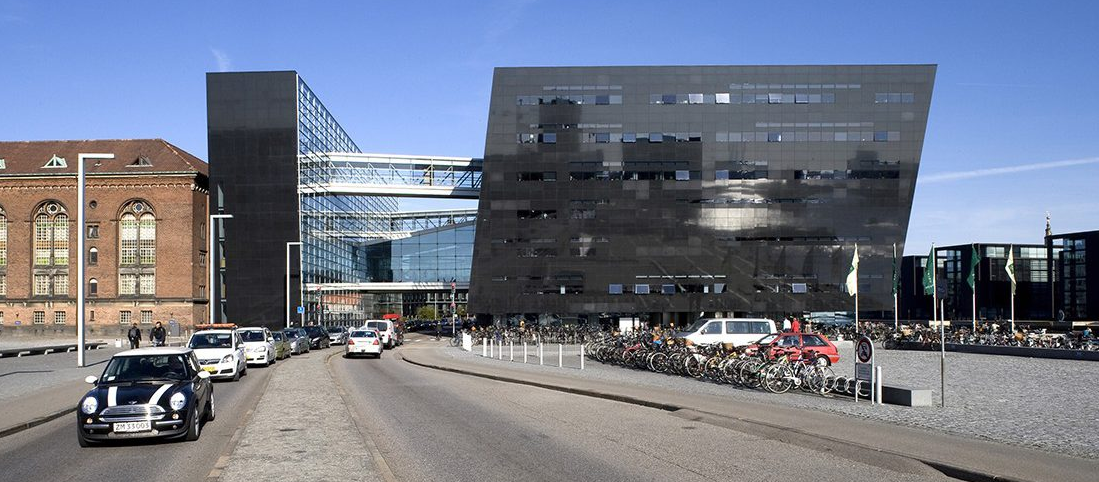 Integração entre os edifícios novo e antigo. Foto: http://www.shl.dk/the-royal-library/