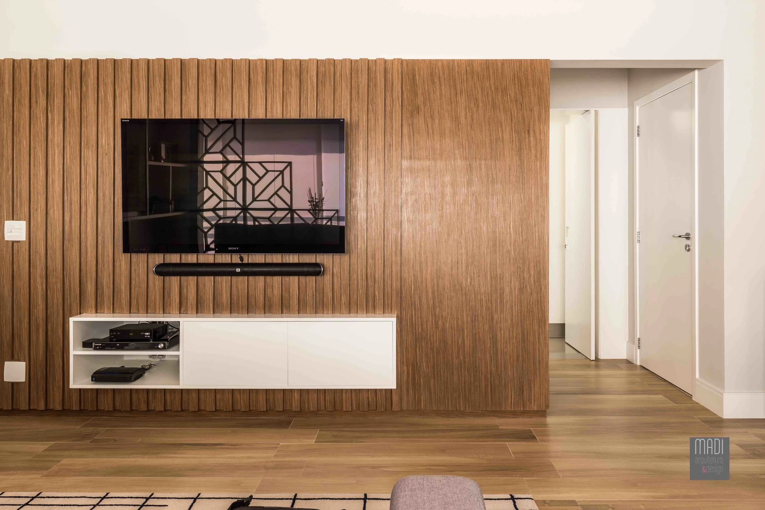 Sala de TV Apto Curupá Projeto e Gerenciamento da Obra: Madi Arquitetura & Desing Fotos: Ricardo Faiani