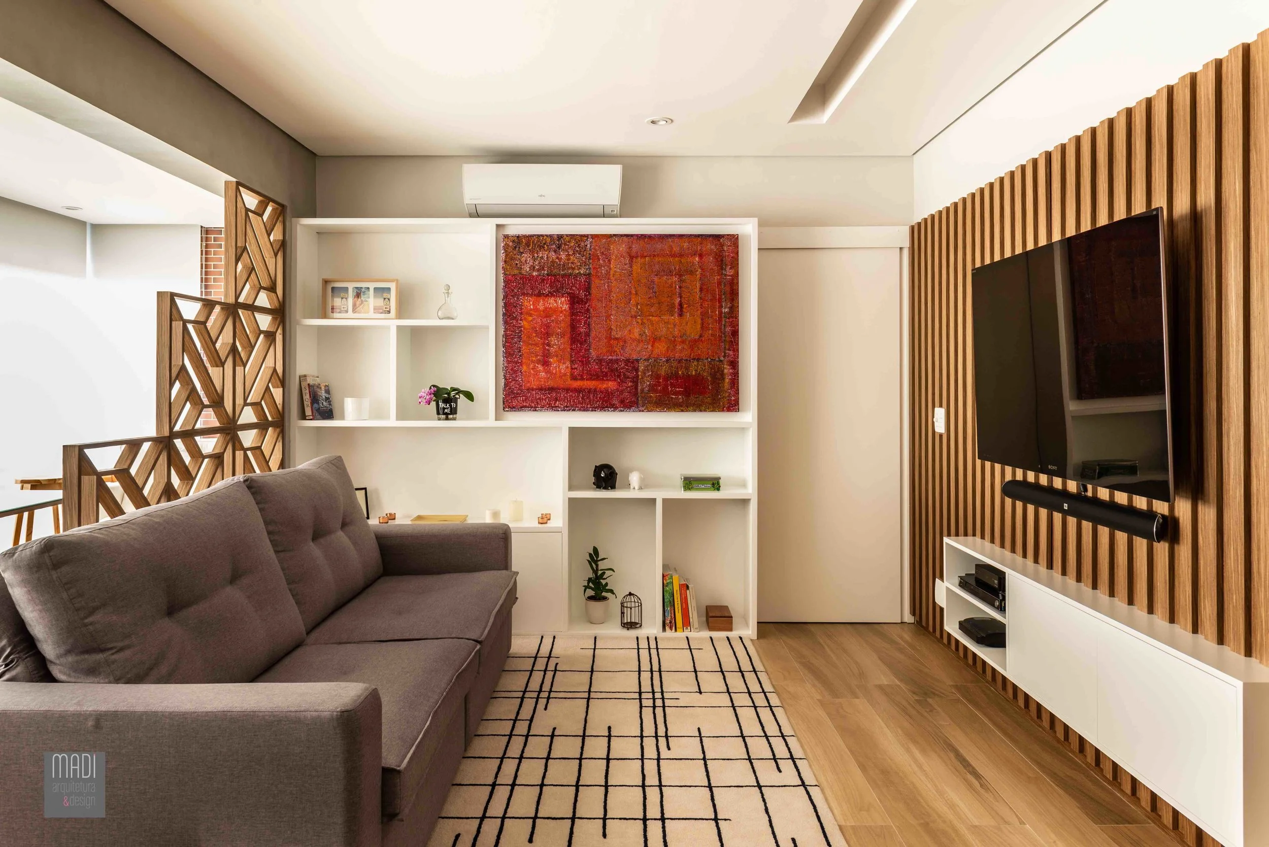Sala de TV integrada à Varanda Apto Curupá Projeto e Gerenciamento da Obra: Madi Arquitetura & Desing Fotos: Ricardo Faiani