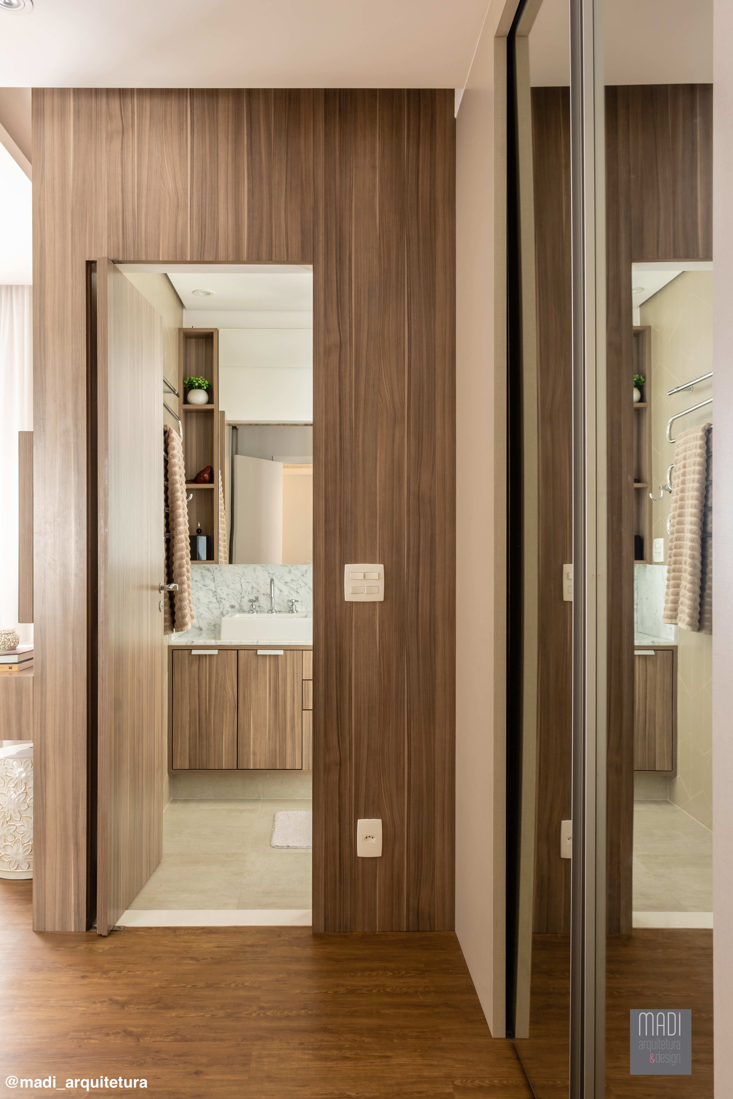 Closet Máster Projeto e Gerenciamento da Obra: Madi Arquitetura & Design Foto: Ricardo Faiani