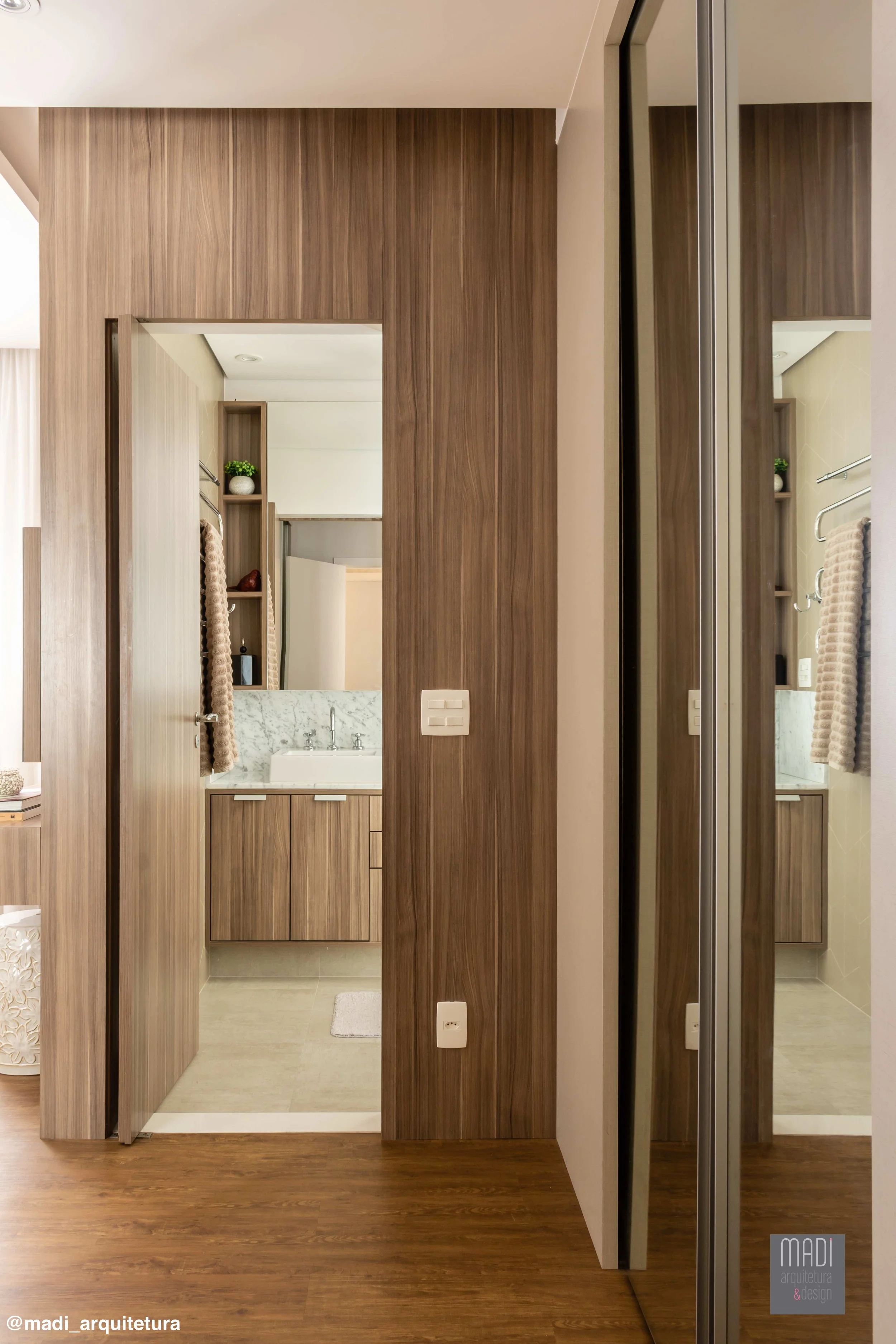 Closet Máster Projeto e Gerenciamento da Obra: Madi Arquitetura & Design Foto: Ricardo Faiani