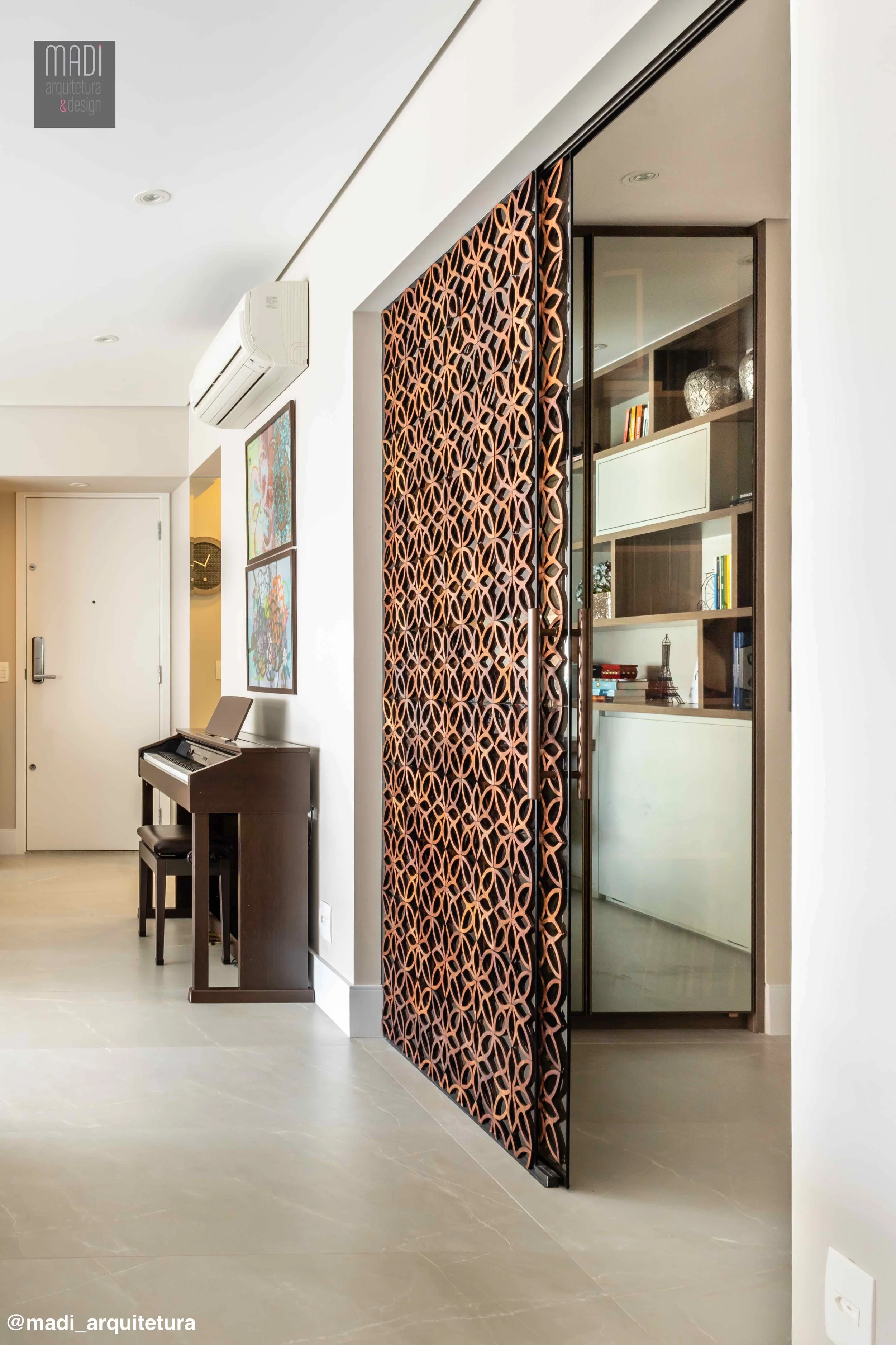 Detalhe da porta do Escritório aberta Projeto e Gerenciamento da Obra: Madi Arquitetura & Design Foto: Ricardo Faiani