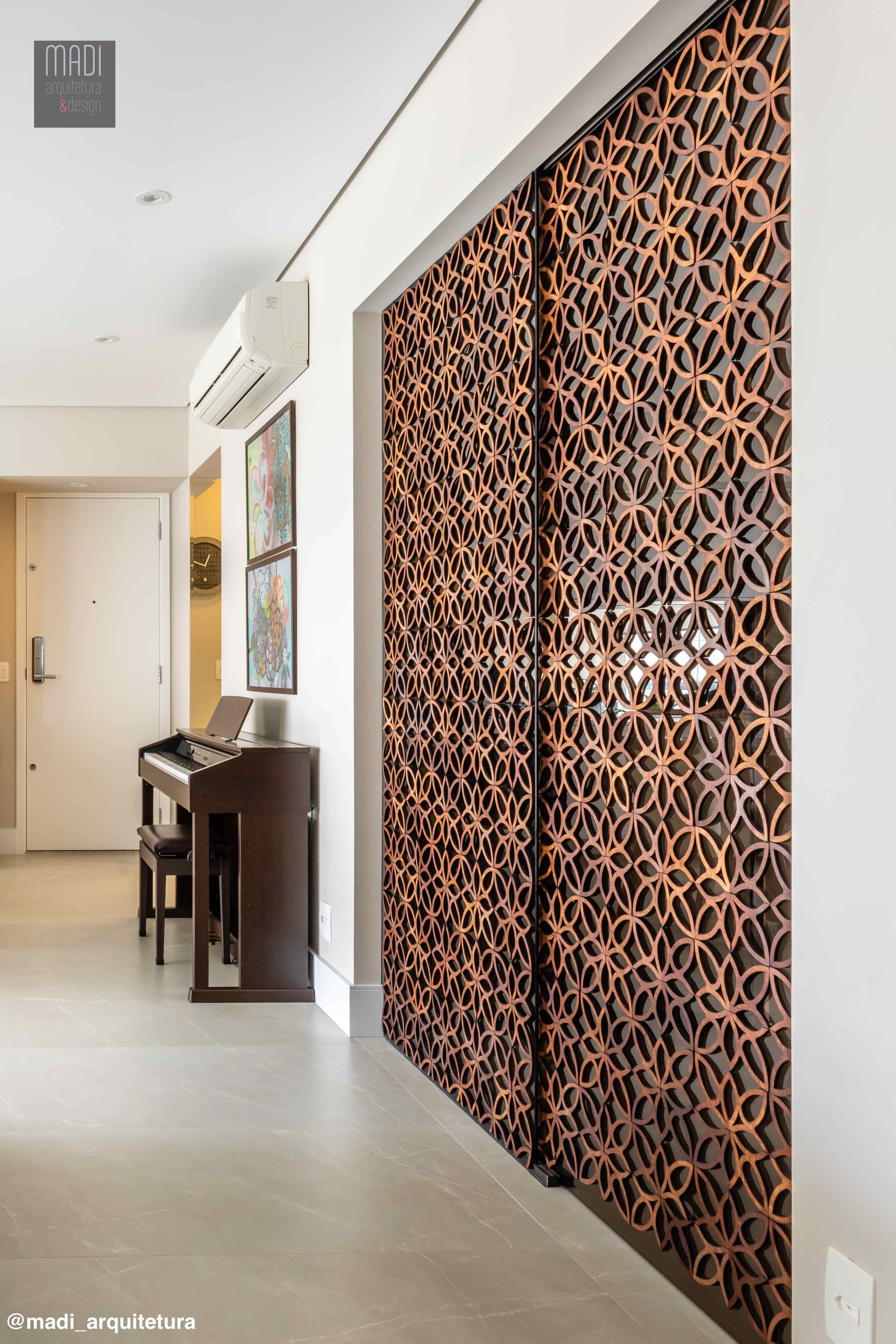 Detalhe da porta do Escritório fechada Projeto e Gerenciamento da Obra: Madi Arquitetura & Design Foto: Ricardo Faiani