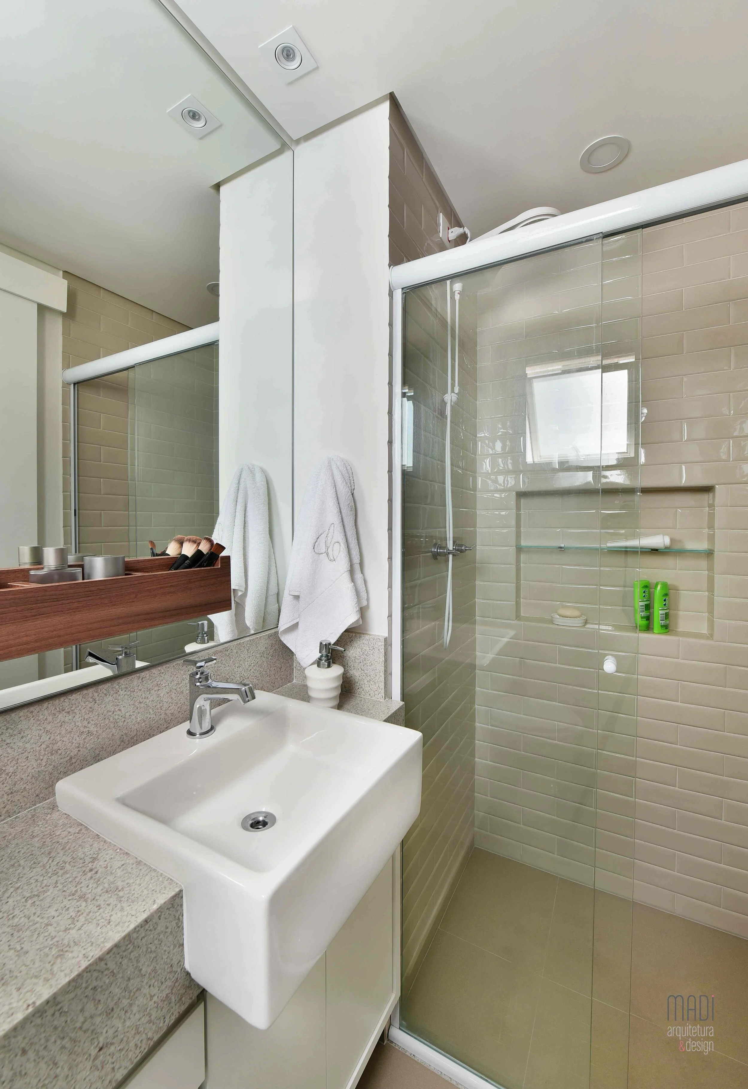 MADI_ARQUITETURA_DESIGN_BANHO_BANCADA_SEMI_ENCAIXE_LIVERPOOL_PORTOBELLO_BOX_BANCADA_GRANITO_BRANCO_ITAUNAS_NICHO_CLARO_BANHO_.jpg