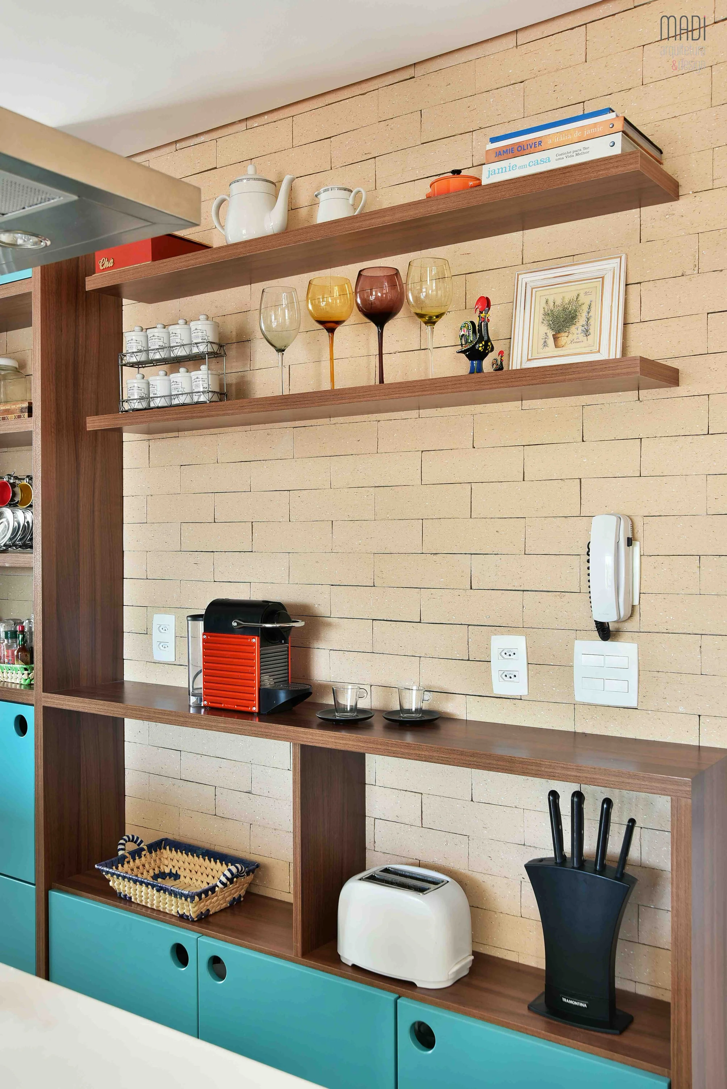 MADI_ARQUITETURA_DESIGN_COZINHA_ESTANTE_COR_TURQUESA_PRATELEIRA_TIJOLINHO_ELETRODOMESTICO_COIFA_ILHA_.jpg