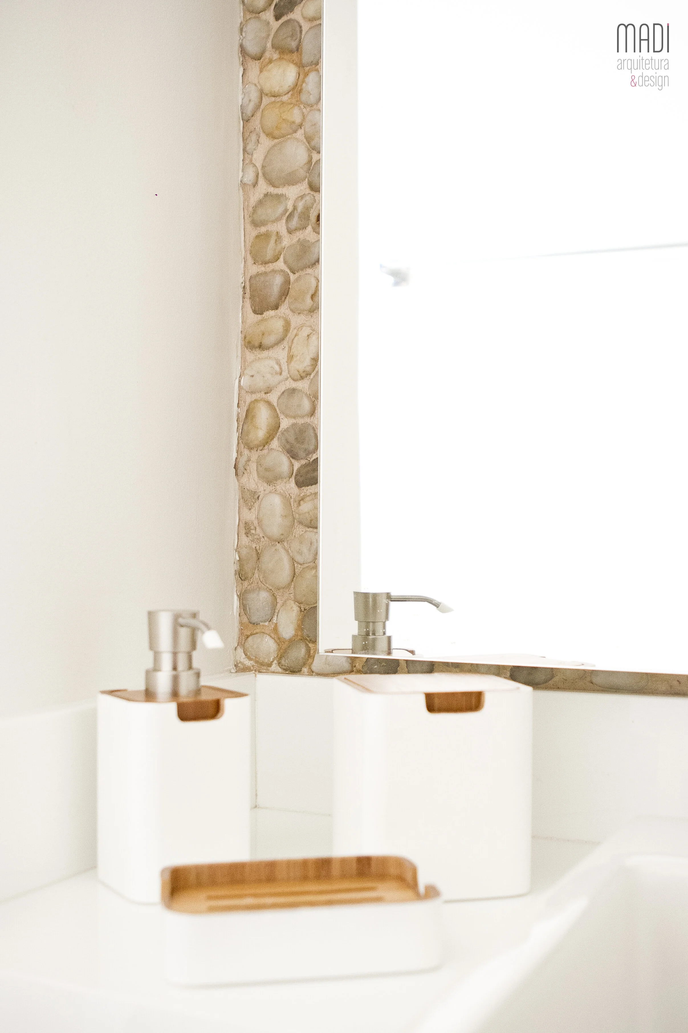 APTO-CHACARA-SANTO-ANTONIO-MADI-ARQUITETURA-DESIGN-INTERIORES-BANHO-MASTER-DETALHE-SABONETEIRA-DISPENSER-ESPELHO-SEIXO.jpg