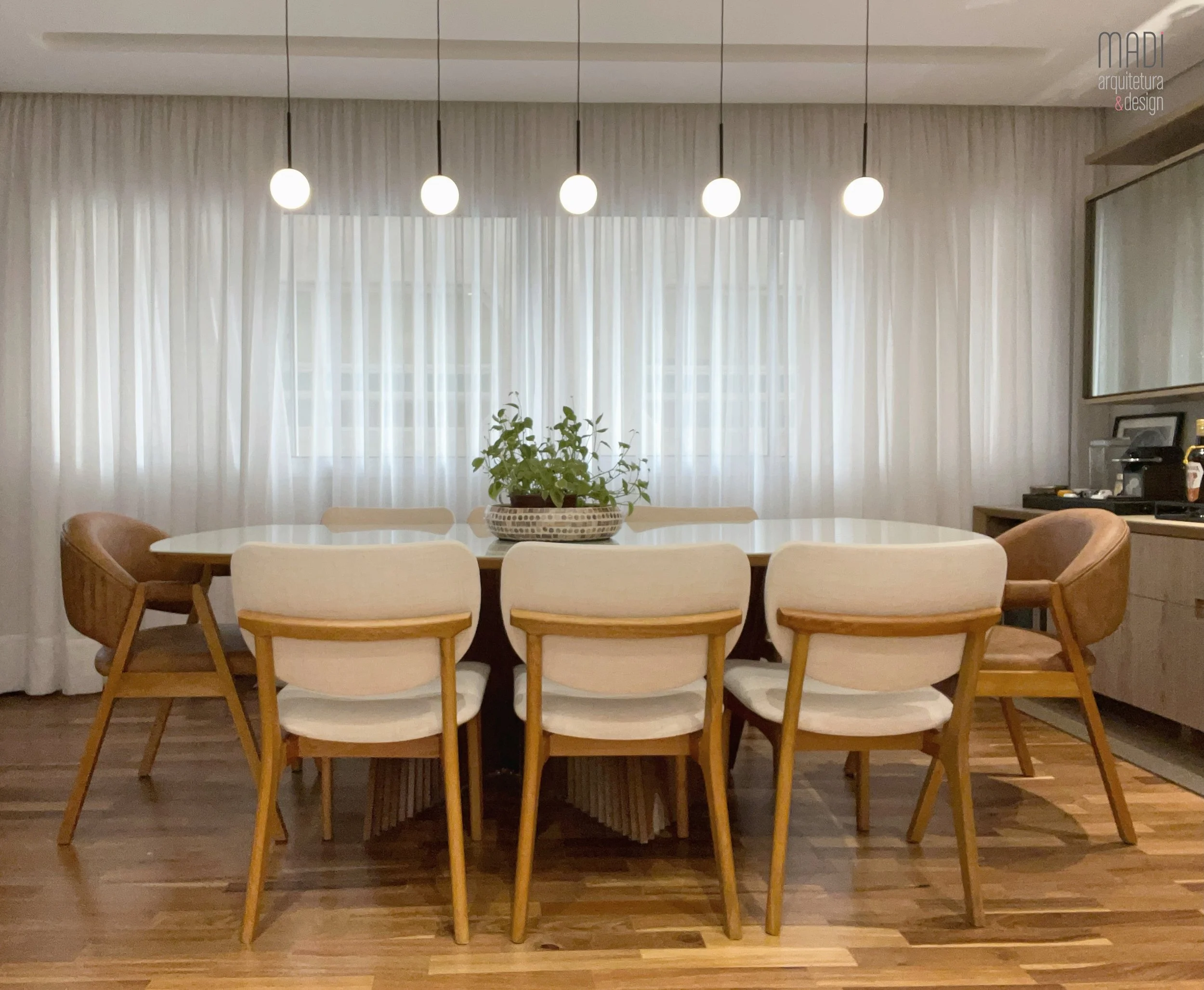MADI-ARQUITETURA-DESIGN-APTO-BRASILIO-MACHADO-SALA-MESA-JANTAR-CORTINA-FECHADA-IMG_5787.jpeg