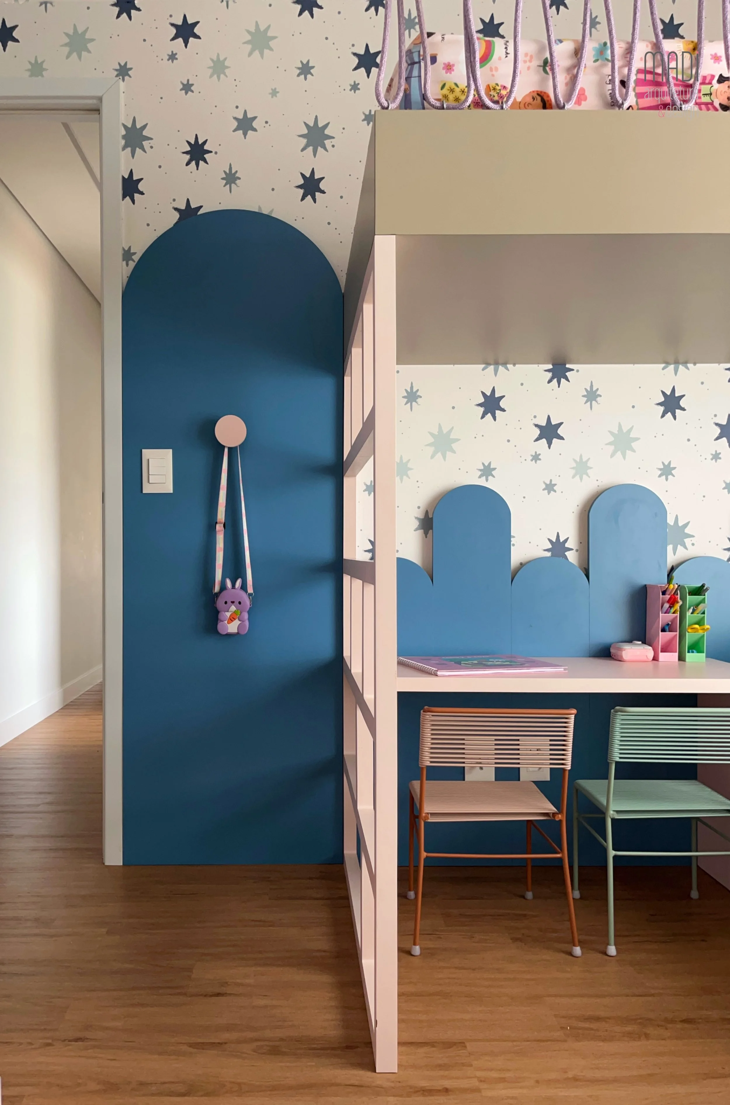 MADI-ARQUITETURA-DESIGN-APTO-VIDERE-PERDIZES-SUITE-CRIANCAS-PAINEL-AZUL-CABIDE-ROSA-IMG_6363.jpeg
