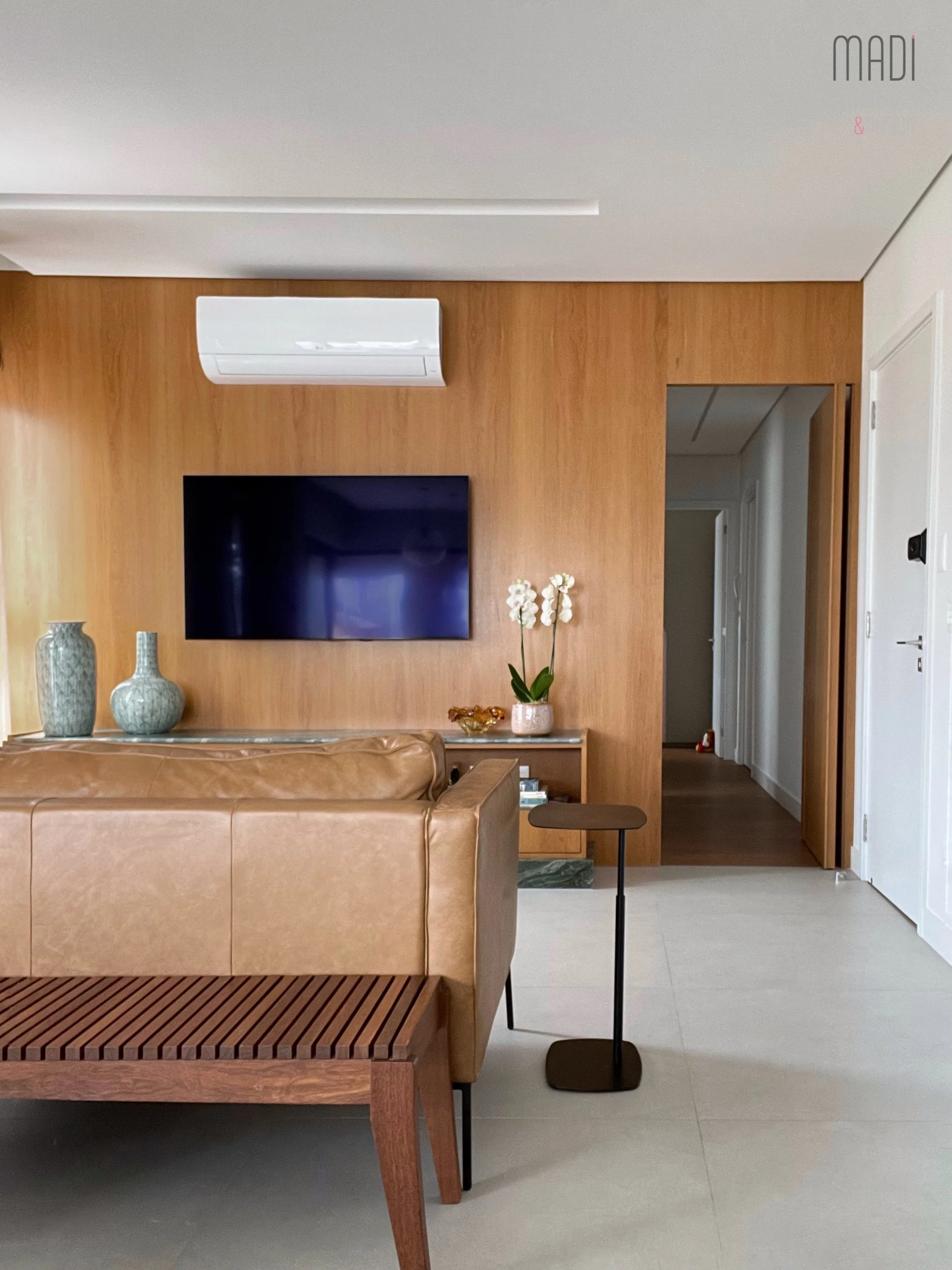 MADI-ARQUITETURA-DESIGN-APTO-VIDERE-PERDIZES-SALA-PAINEL-TV-SOFA-PORTA-ABERTA-IMG_6681.jpeg