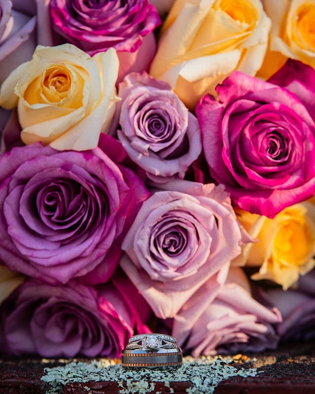It&rsquo;s a beautiful Tuesday morning! Hope everyone is doing well. Here is a little teaser from last weekends #wedding  Loved these flowers and rings. 
#weddingrings #weddingflowers #bridalbouquet #roses #diamondring #columbiasc #lexingtonsc #sodac