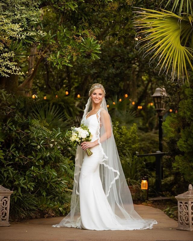 Wanted to share another one of my favorite bridal portraits of the beautiful @court_hathaway at the @riverroadjasmine