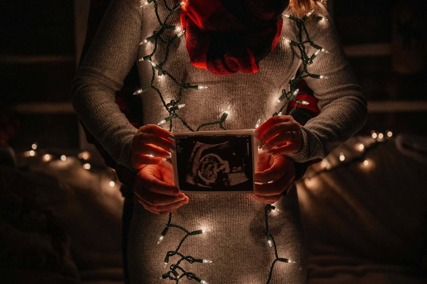 It looks as though one family is getting an extra special gift this holiday season 🤗

#merrychristmas #christmassurprise #bundleofjoy #expecting #bestgiftever #maternity #salmonarmfamilyphotographer #ultrasound #surprise #baby